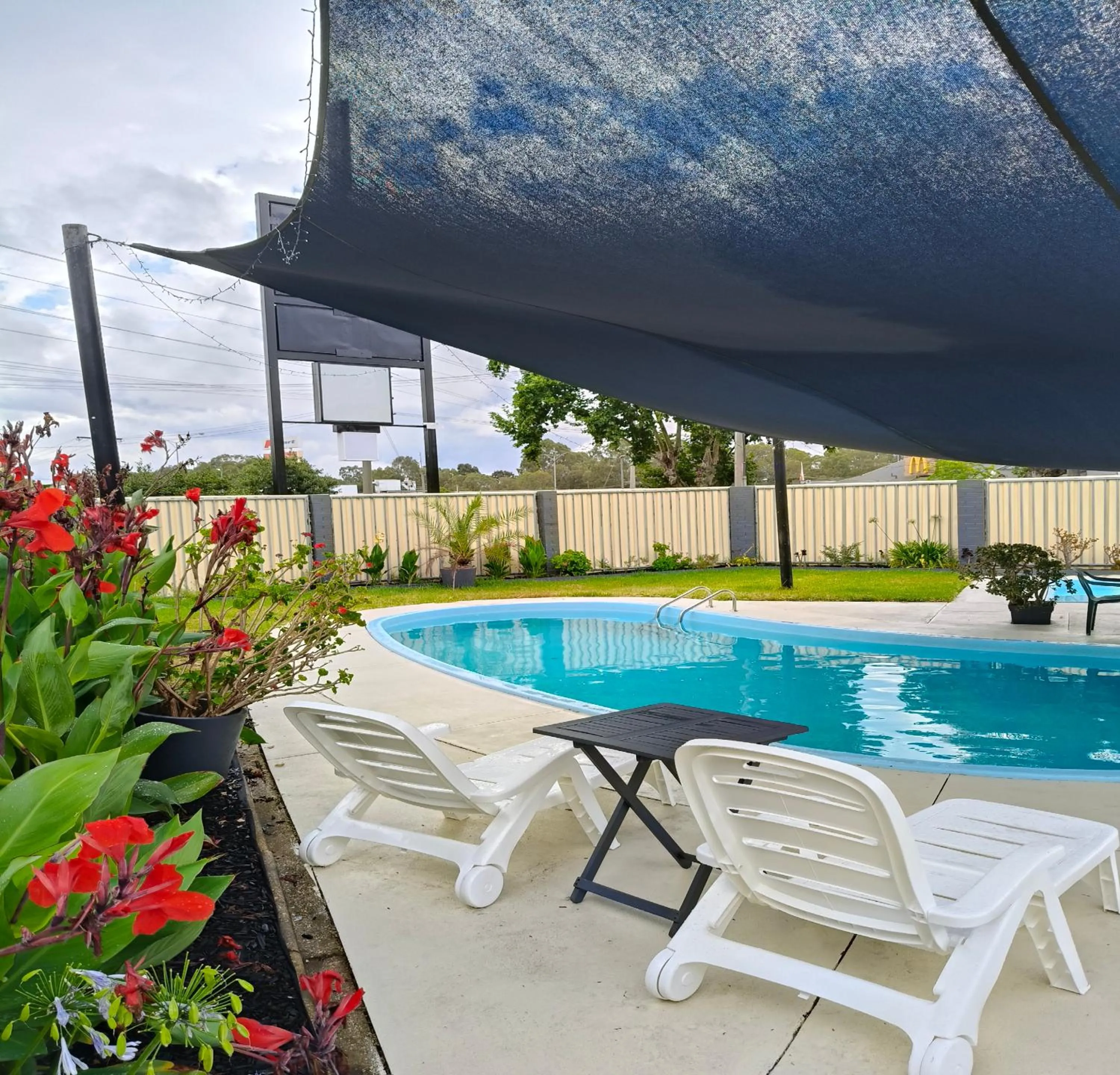Swimming pool in Wangaratta Motor Inn