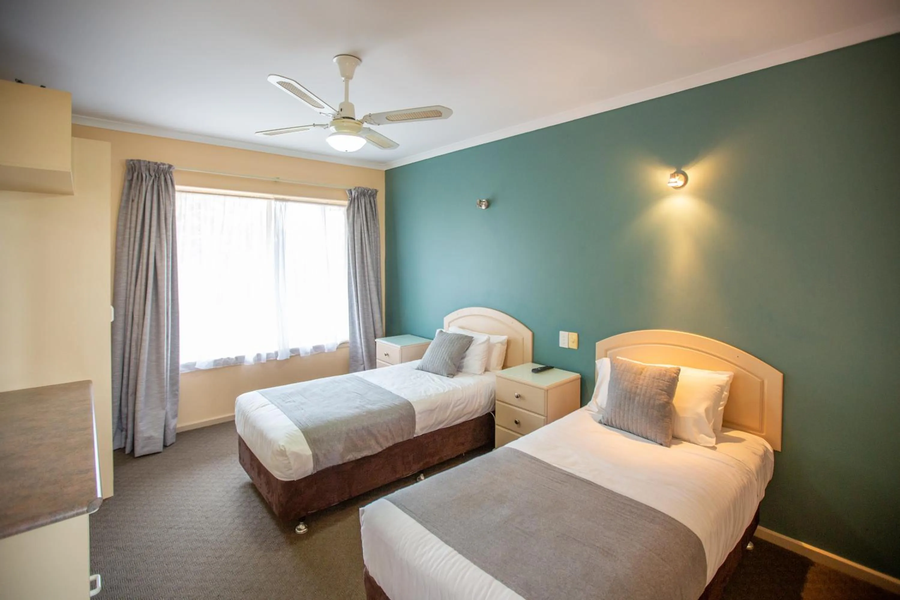 Bedroom, Bed in Lakeview Motel and Apartments