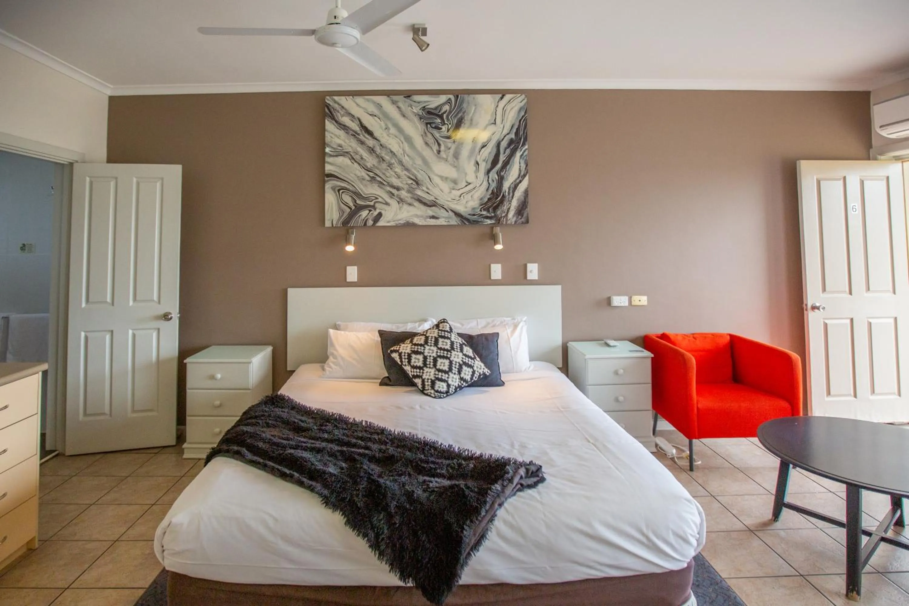 Bed in Lakeview Motel and Apartments