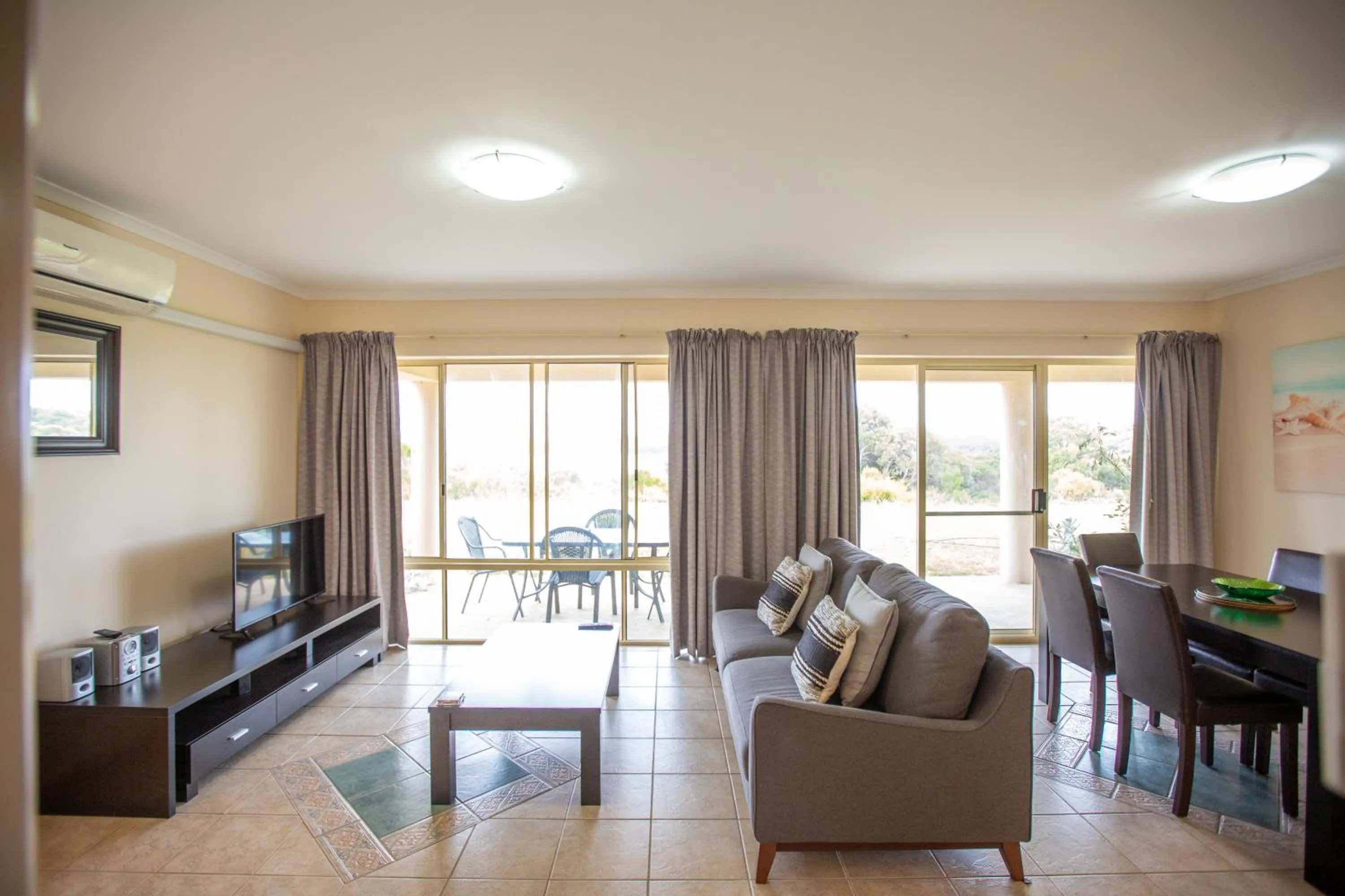 Living room in Lakeview Motel and Apartments