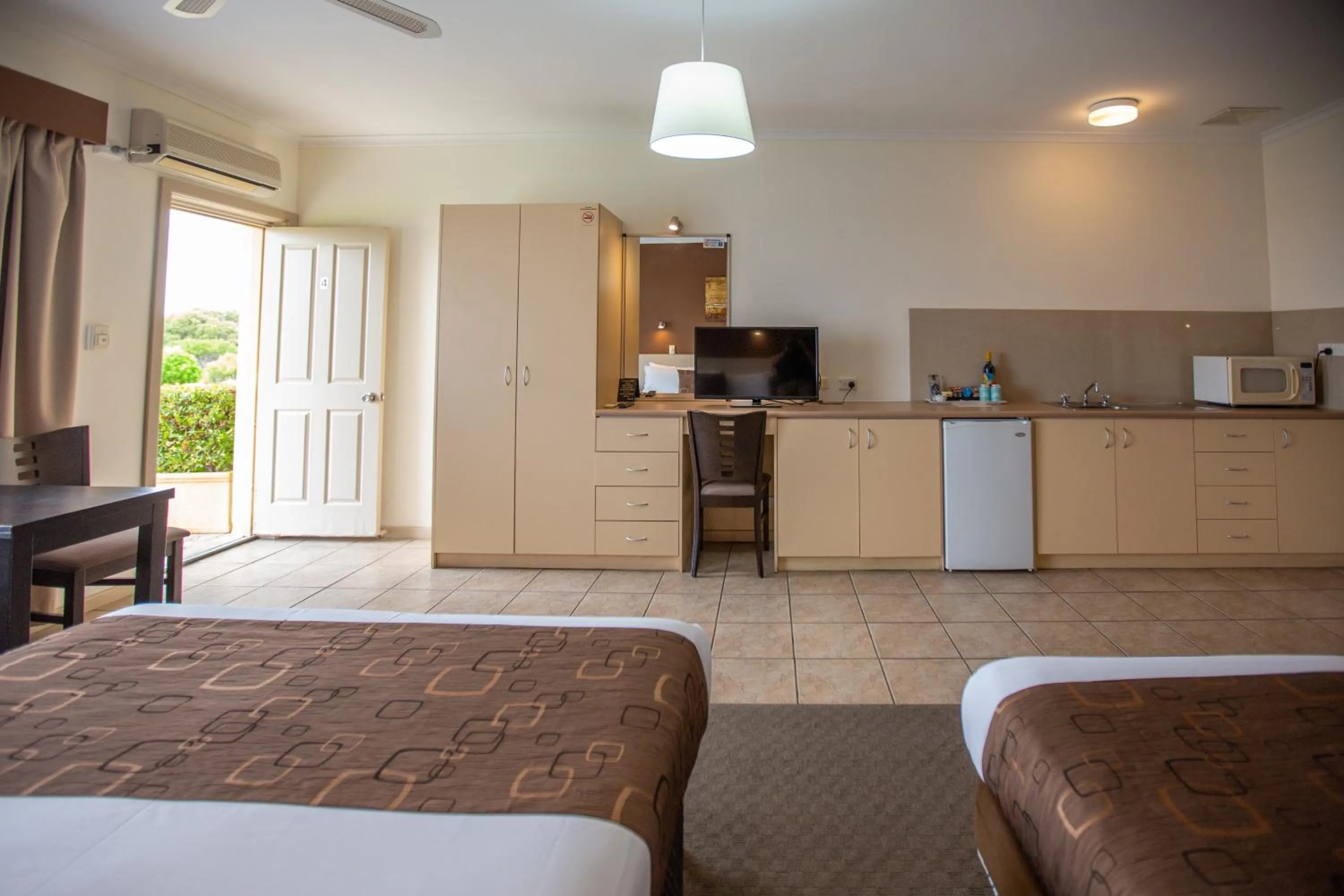 Photo of the whole room, Bed in Lakeview Motel and Apartments