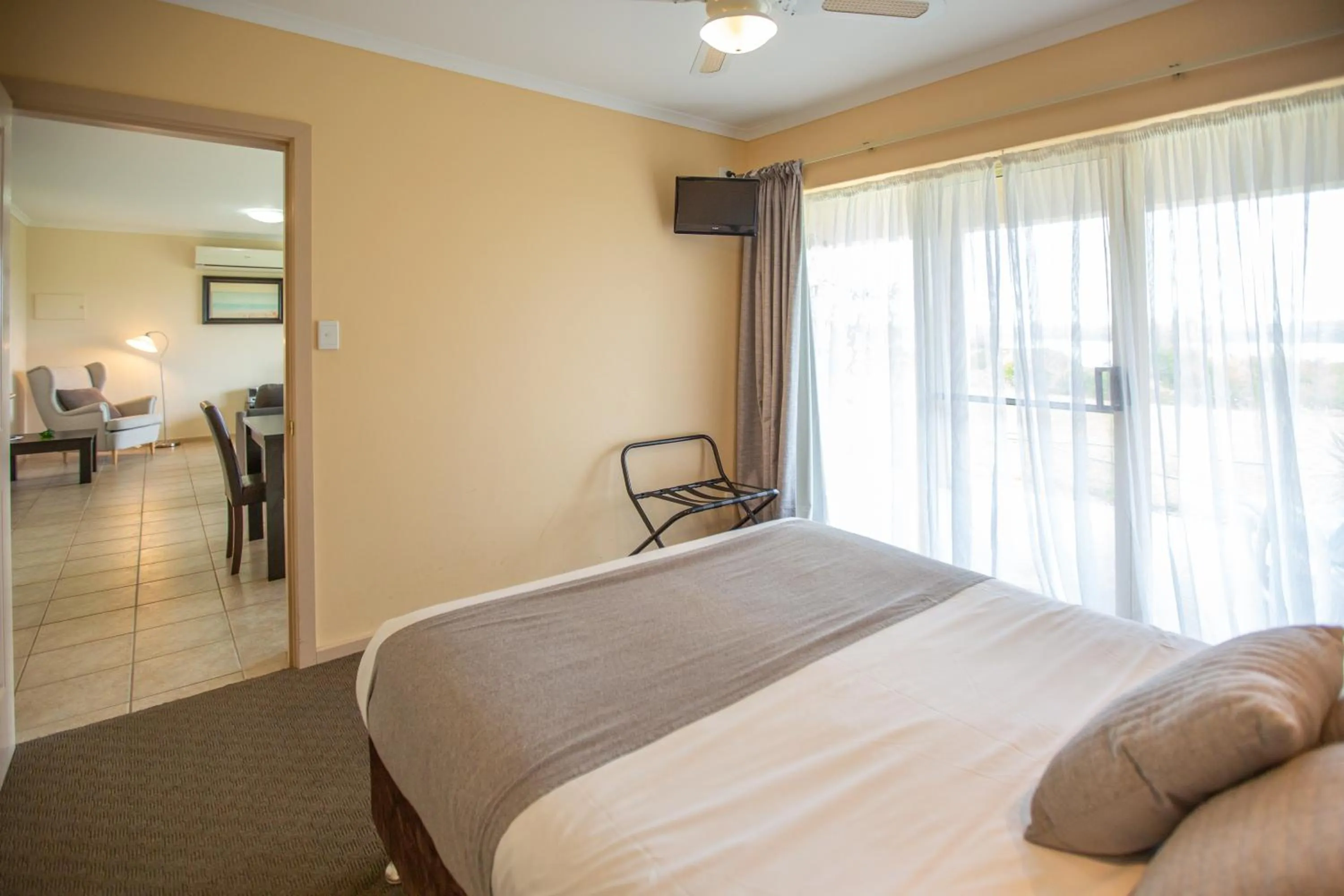 Bedroom, Bed in Lakeview Motel and Apartments