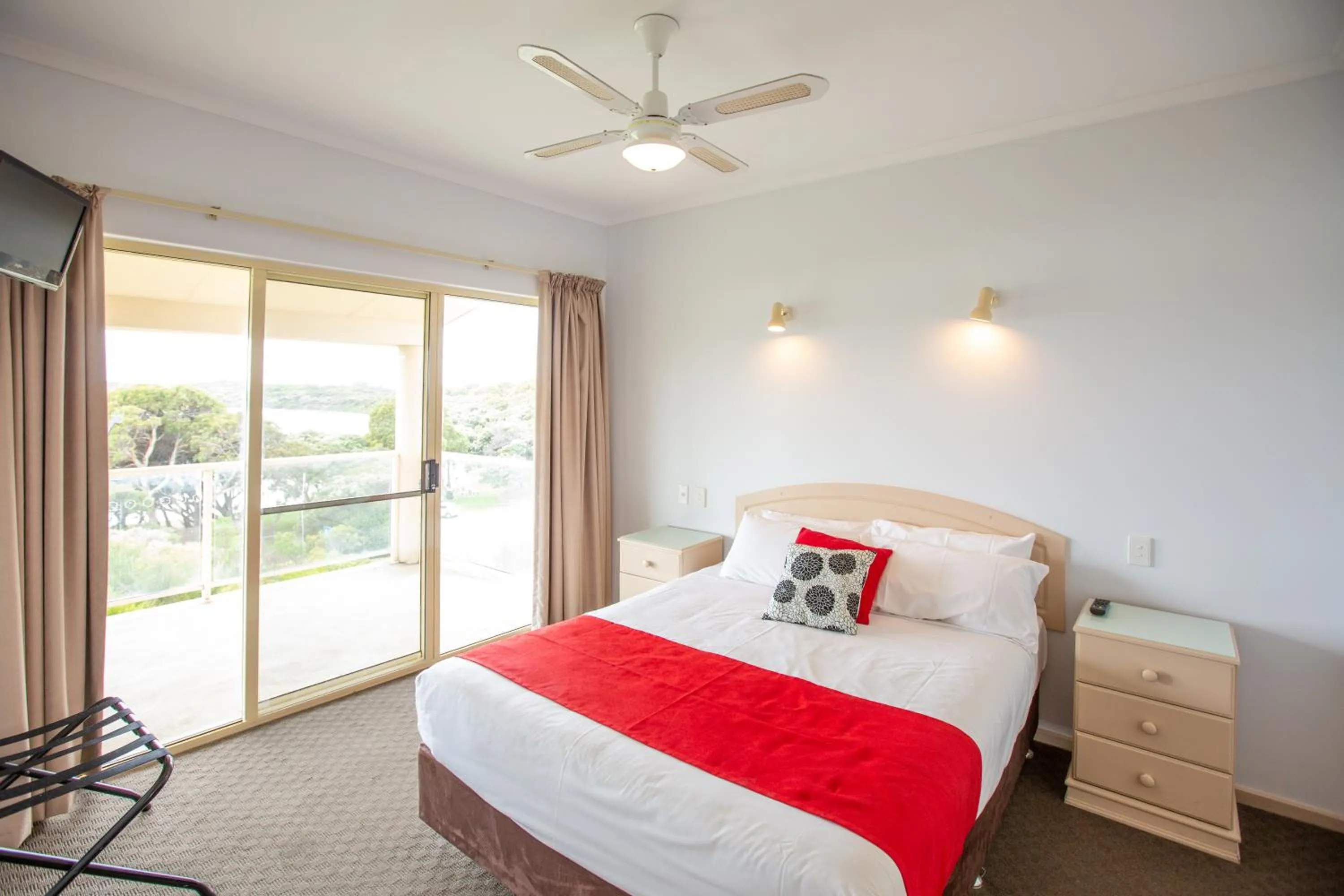 Bedroom, Bed in Lakeview Motel and Apartments