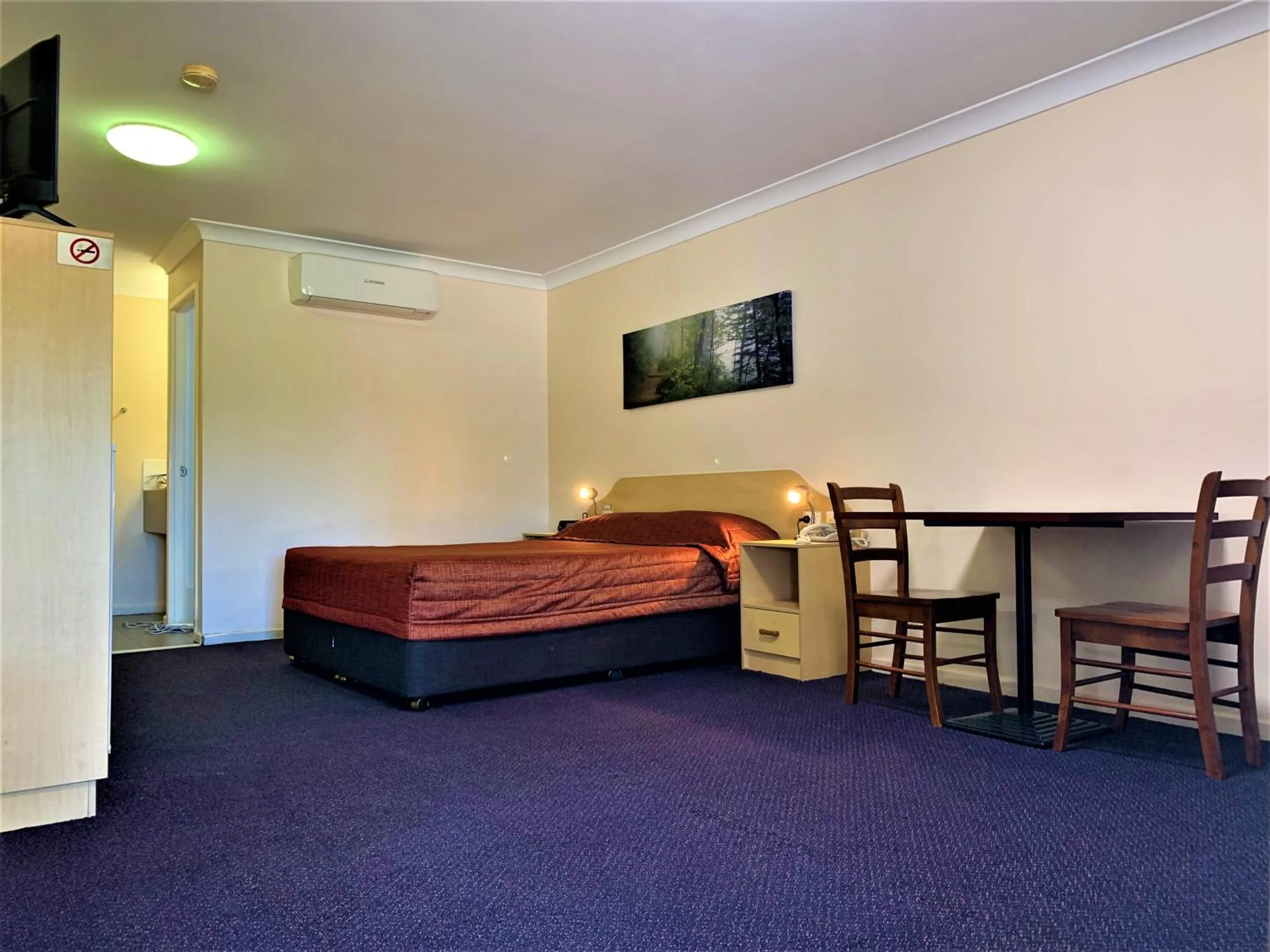 Photo of the whole room, Bed in Silo Motor Inn Biloela