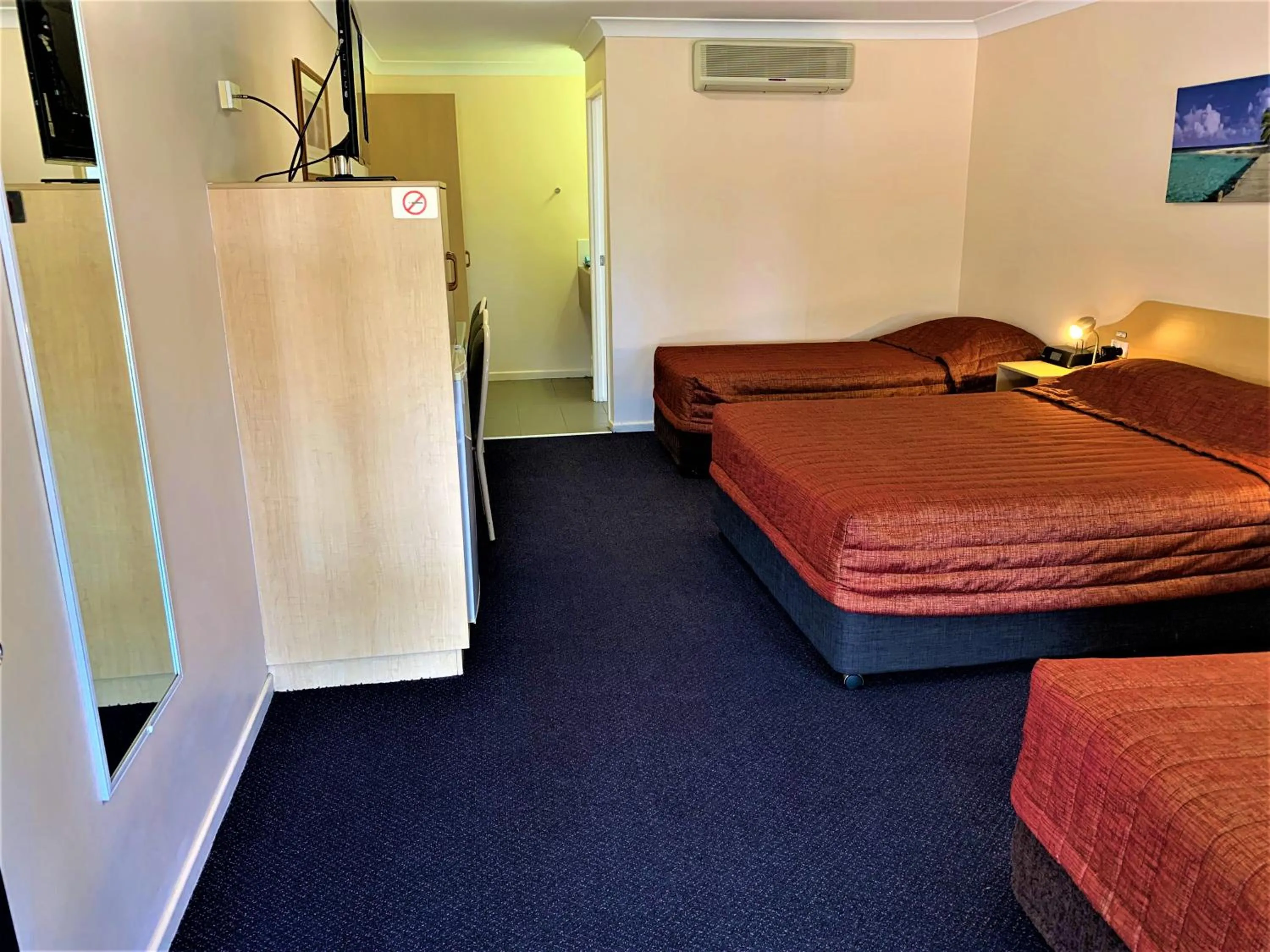 Photo of the whole room, Bed in Silo Motor Inn Biloela