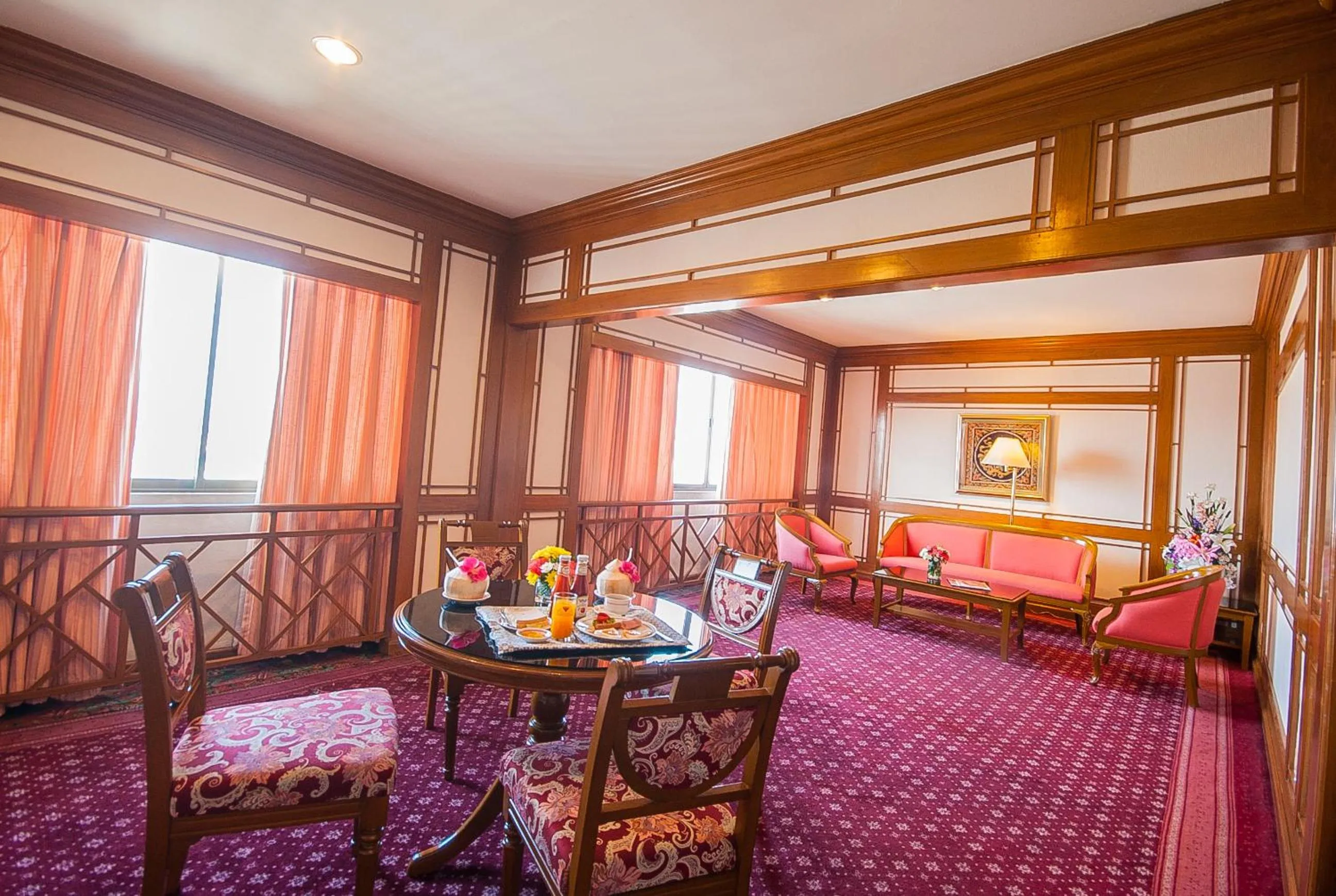 Dining area in Diamond Plaza Hotel