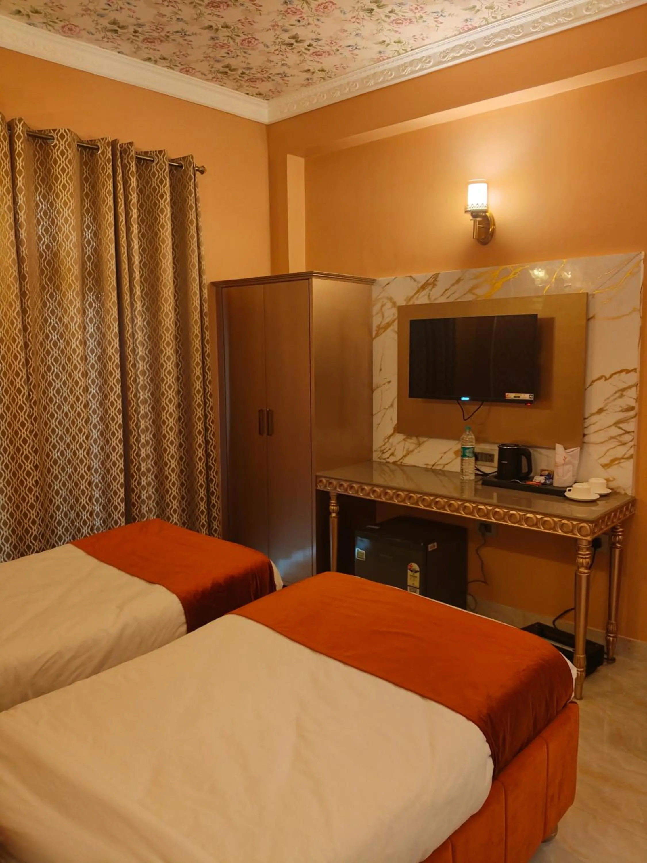 Bed in Ray of Maya near to taj mahal