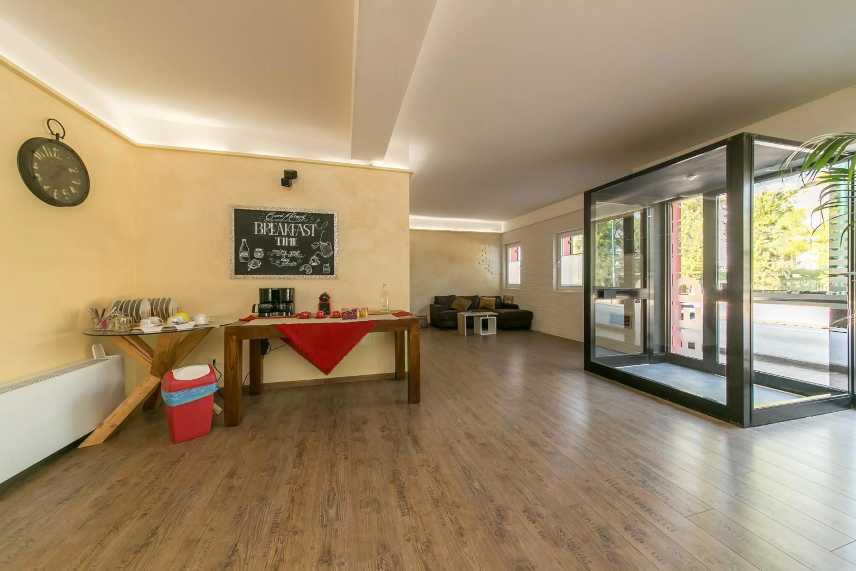 Communal lounge/ TV room in Red Lion Guest House