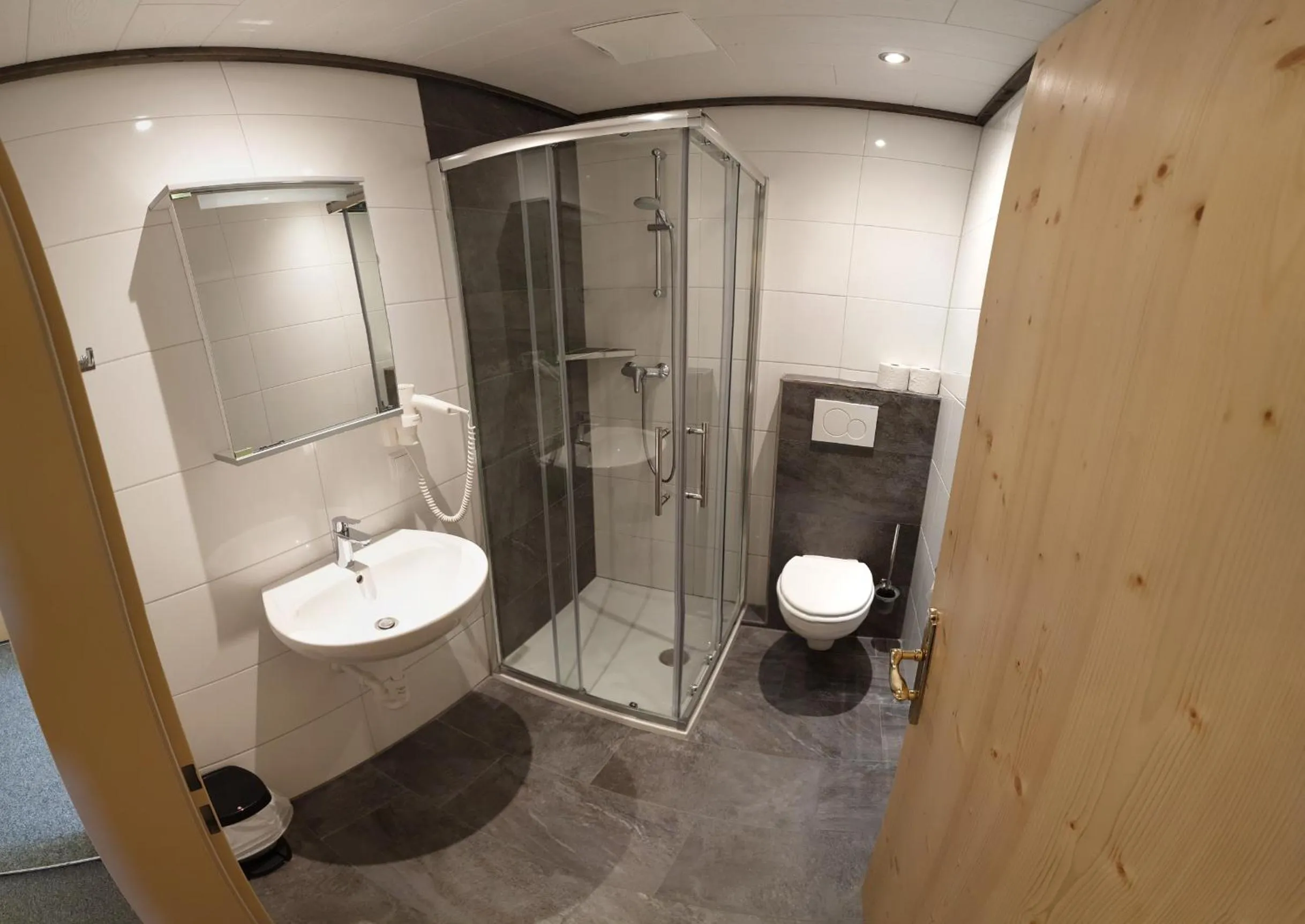 Bathroom in Berghotel Türlwand