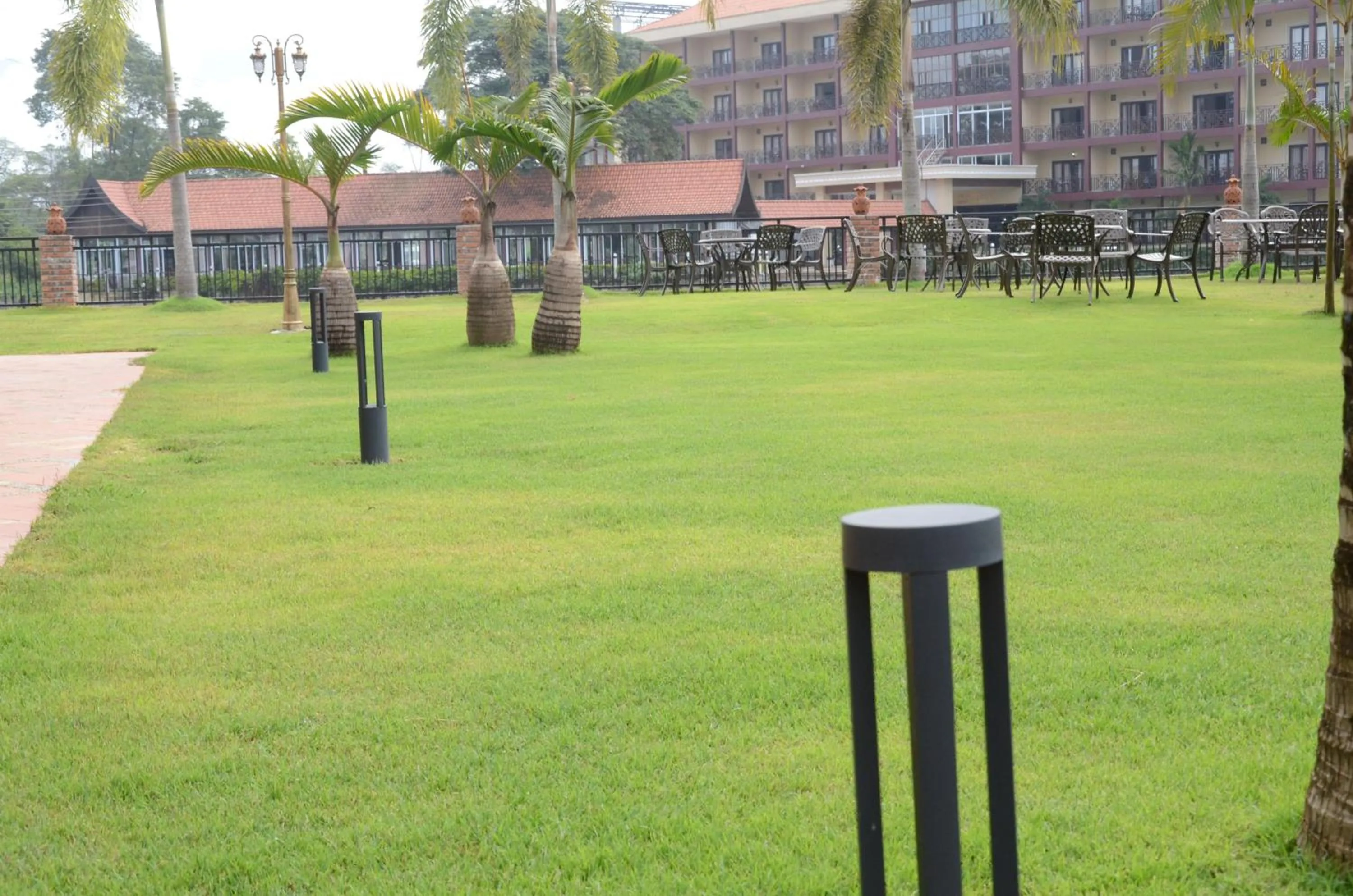 Communal lounge/ TV room in Saksiri Riverside Boutique Hotel