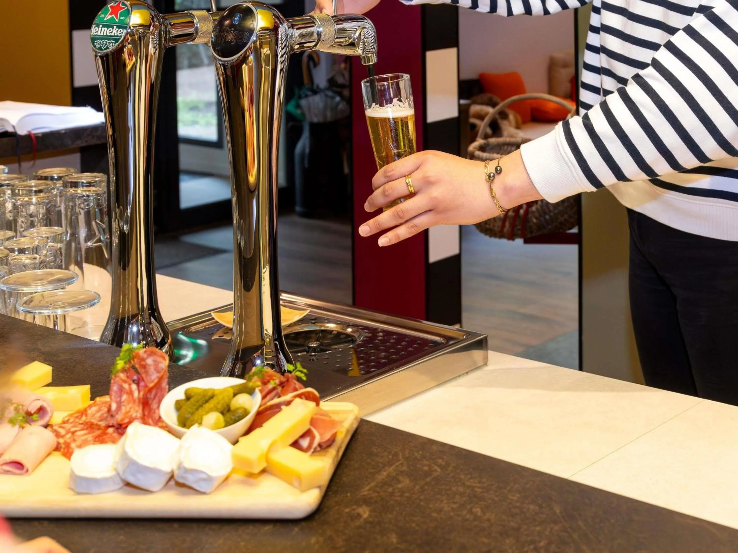 Lounge or bar in greet Hotel Massieux Lyon Nord