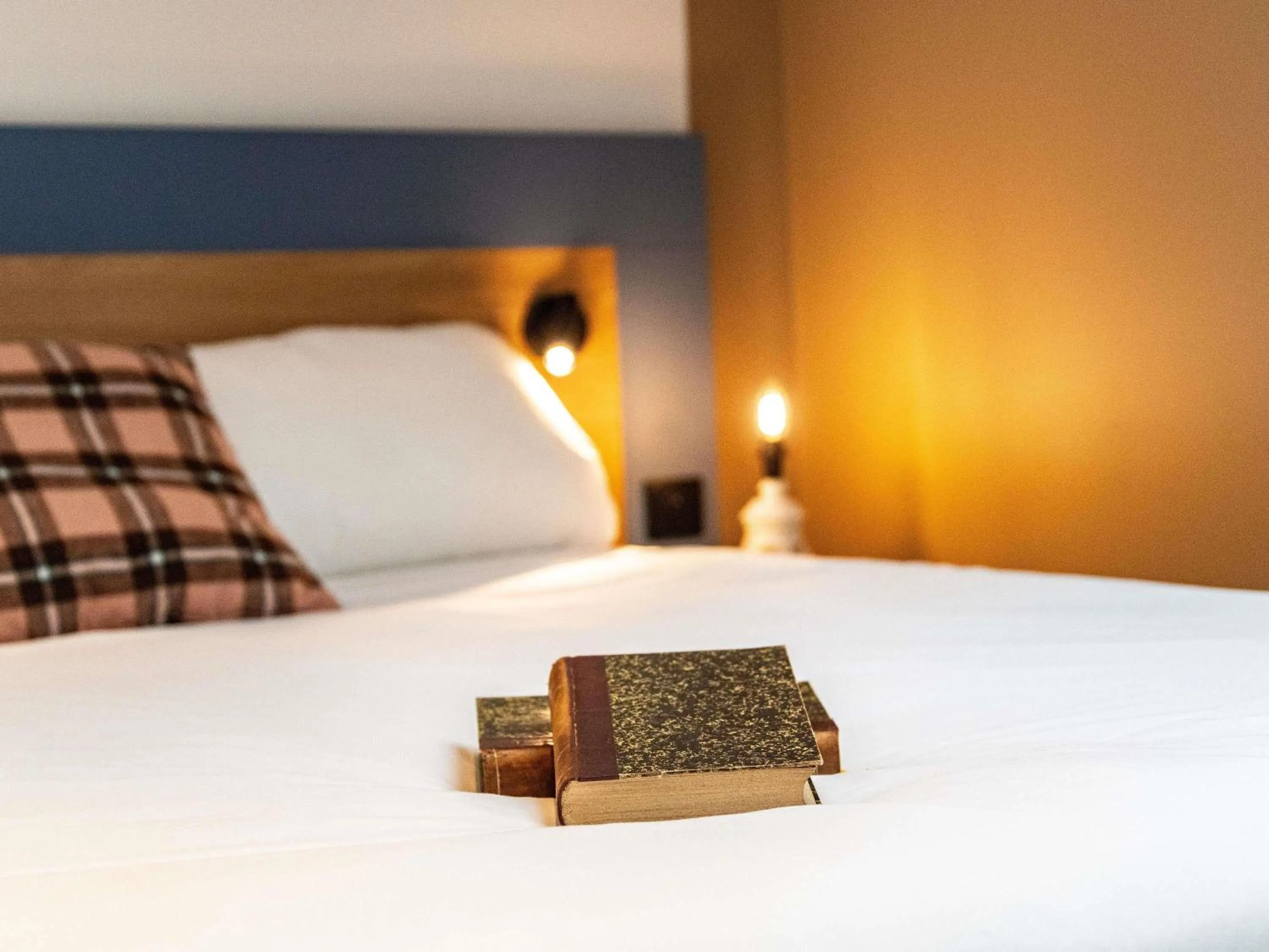 Bedroom, Bed in greet Hotel Massieux Lyon Nord