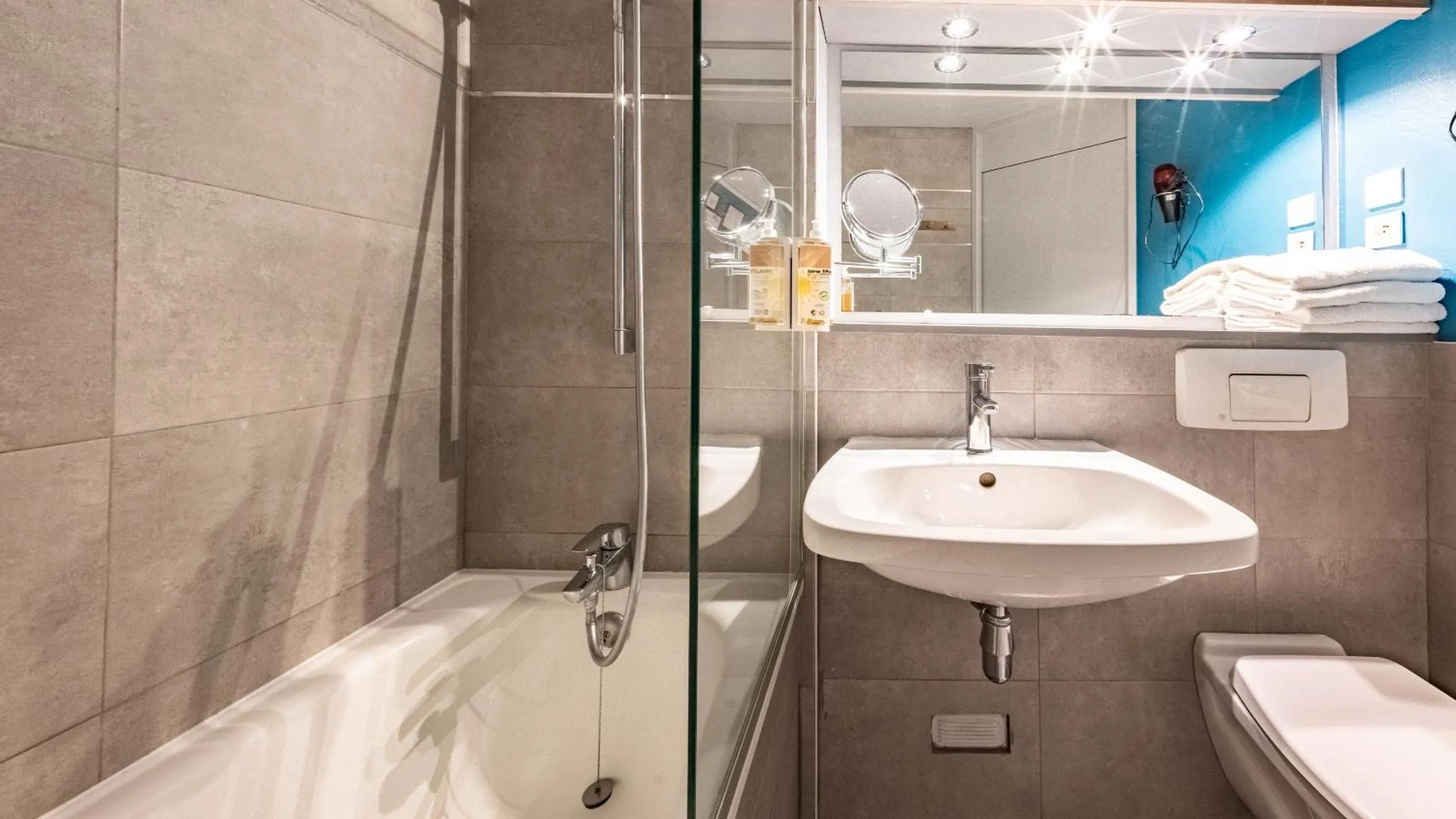 Bathroom in greet Hotel Massieux Lyon Nord