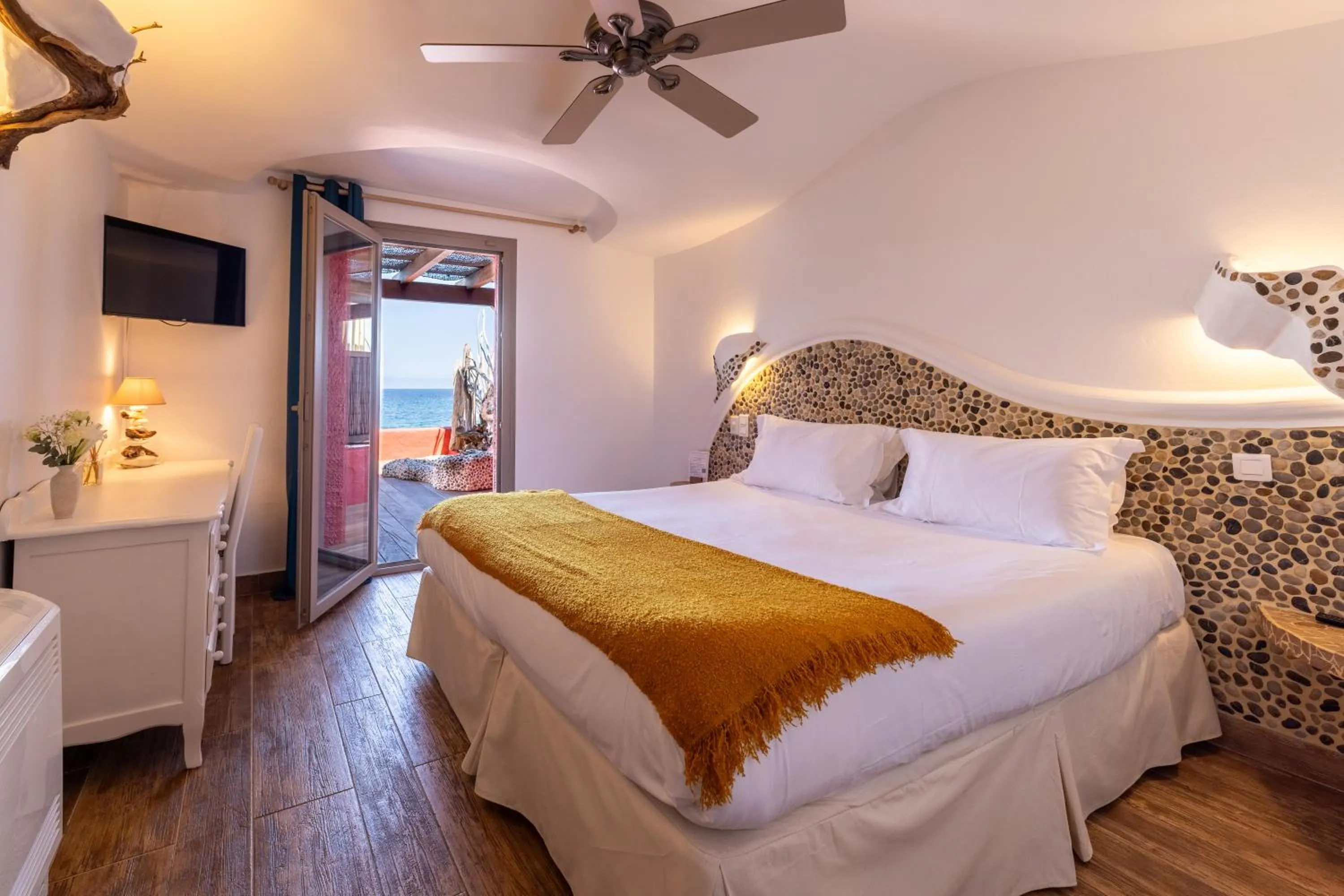 Photo of the whole room, Bed in Hôtel Dolce Notte