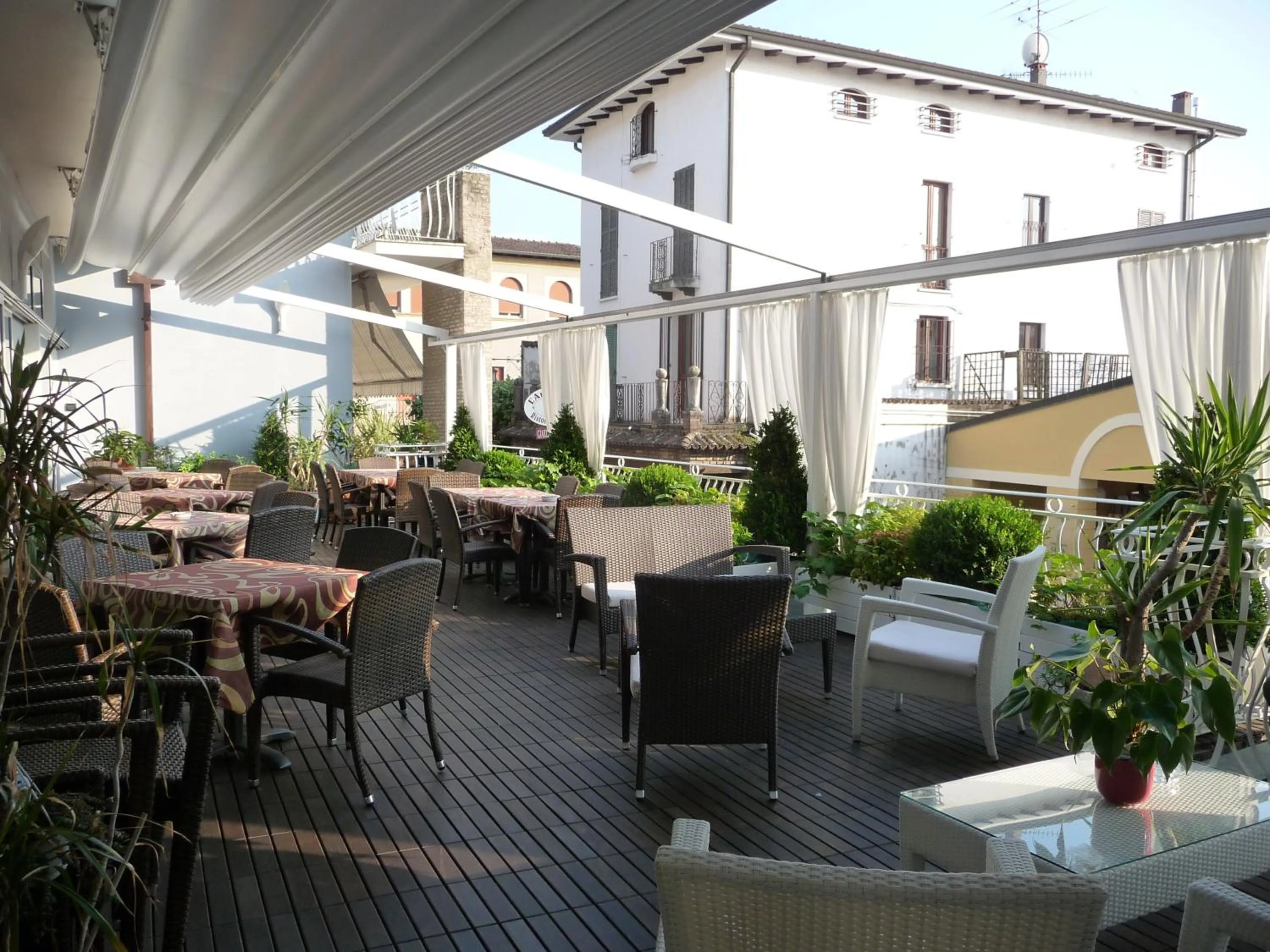 Restaurant/places to eat in Hotel Luna