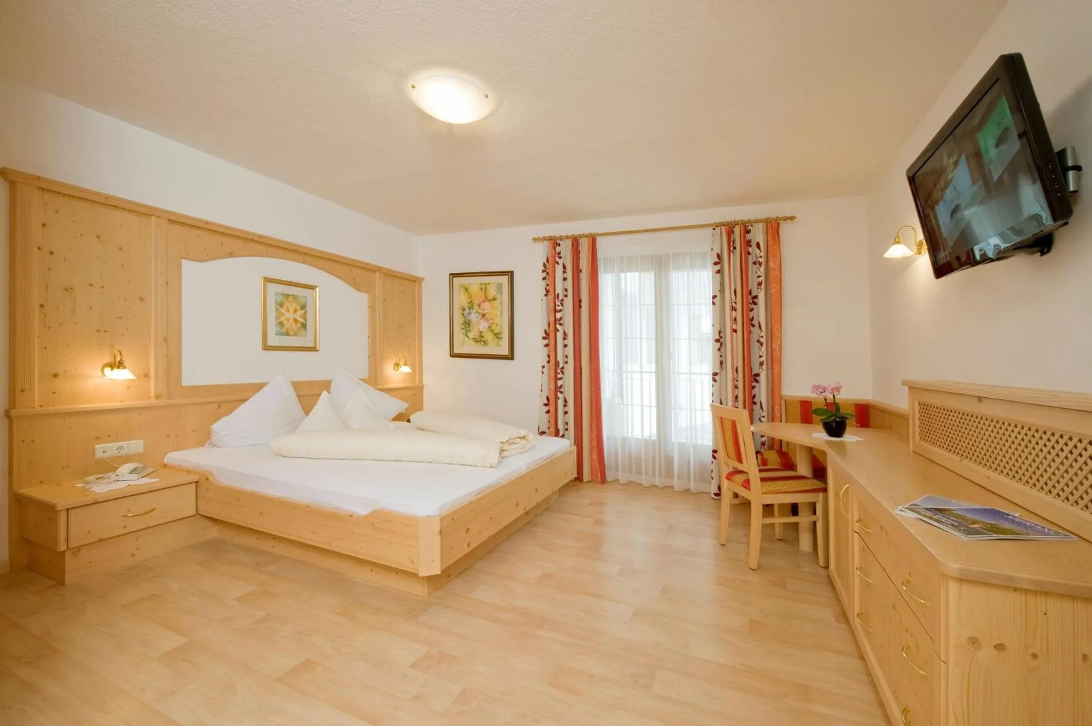 Photo of the whole room, Bed in Hotel Kronhof