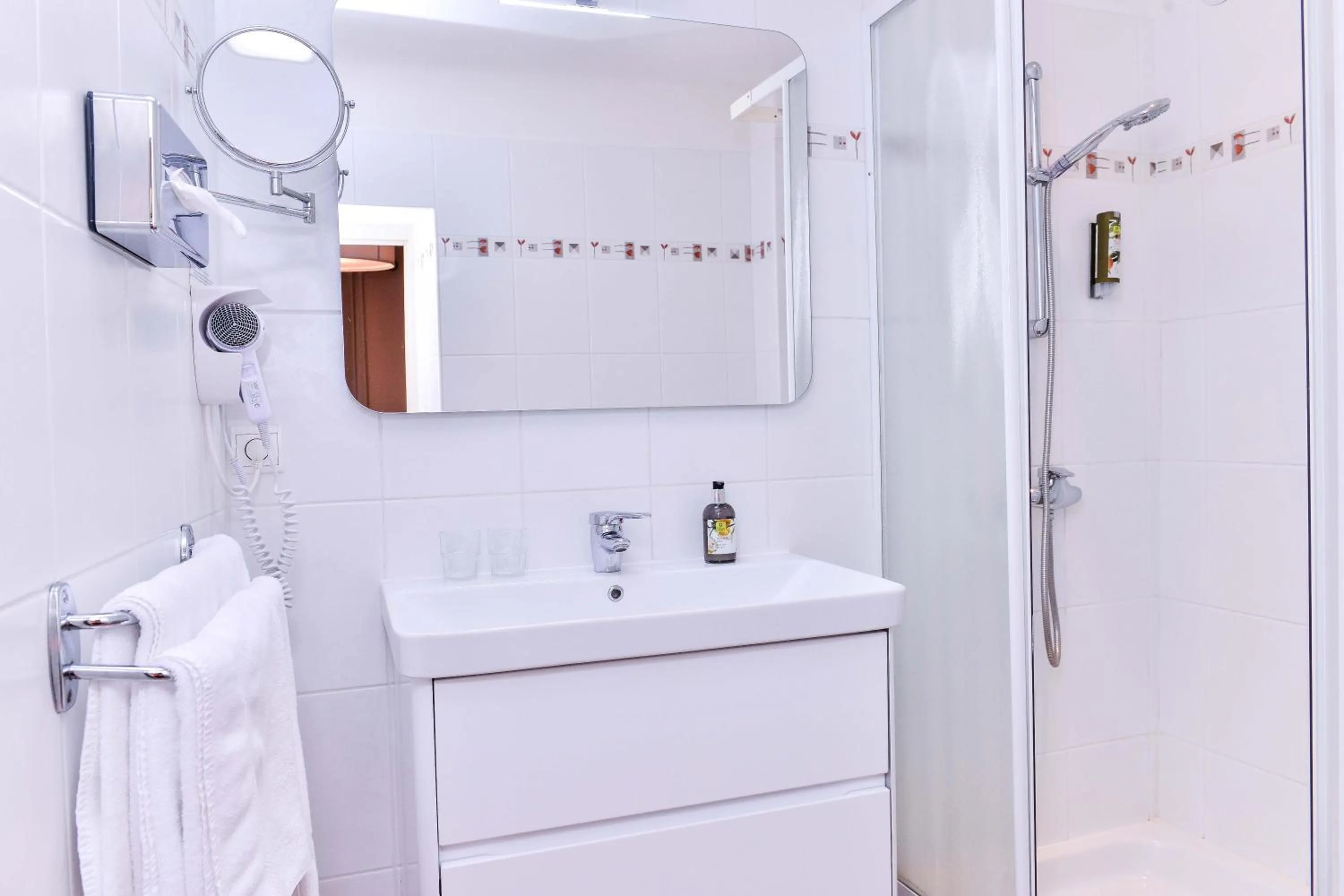 Shower in Logis Hôtel Restaurant Le Chêne Vert