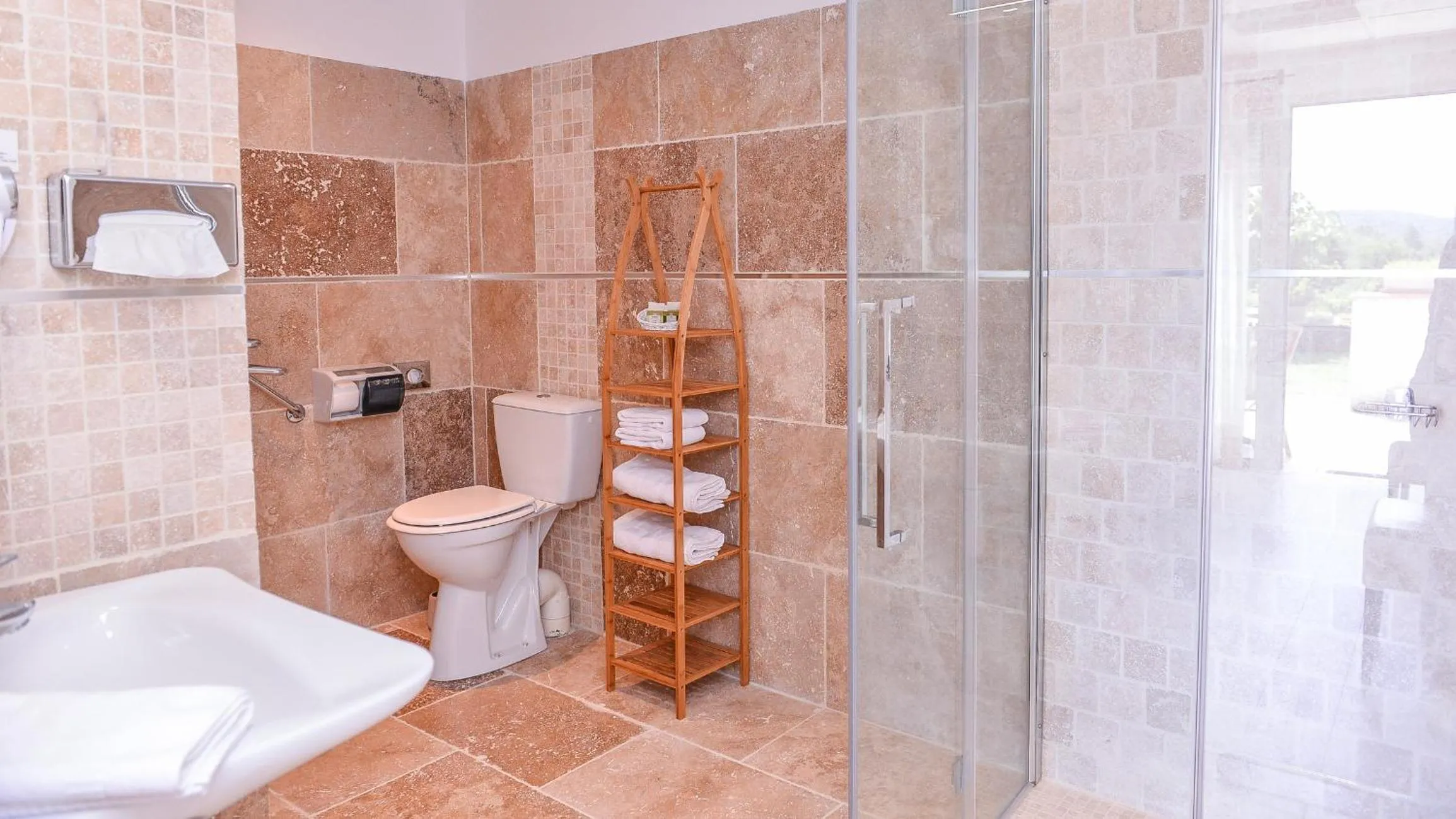 Bathroom in Logis Hôtel Restaurant Le Chêne Vert