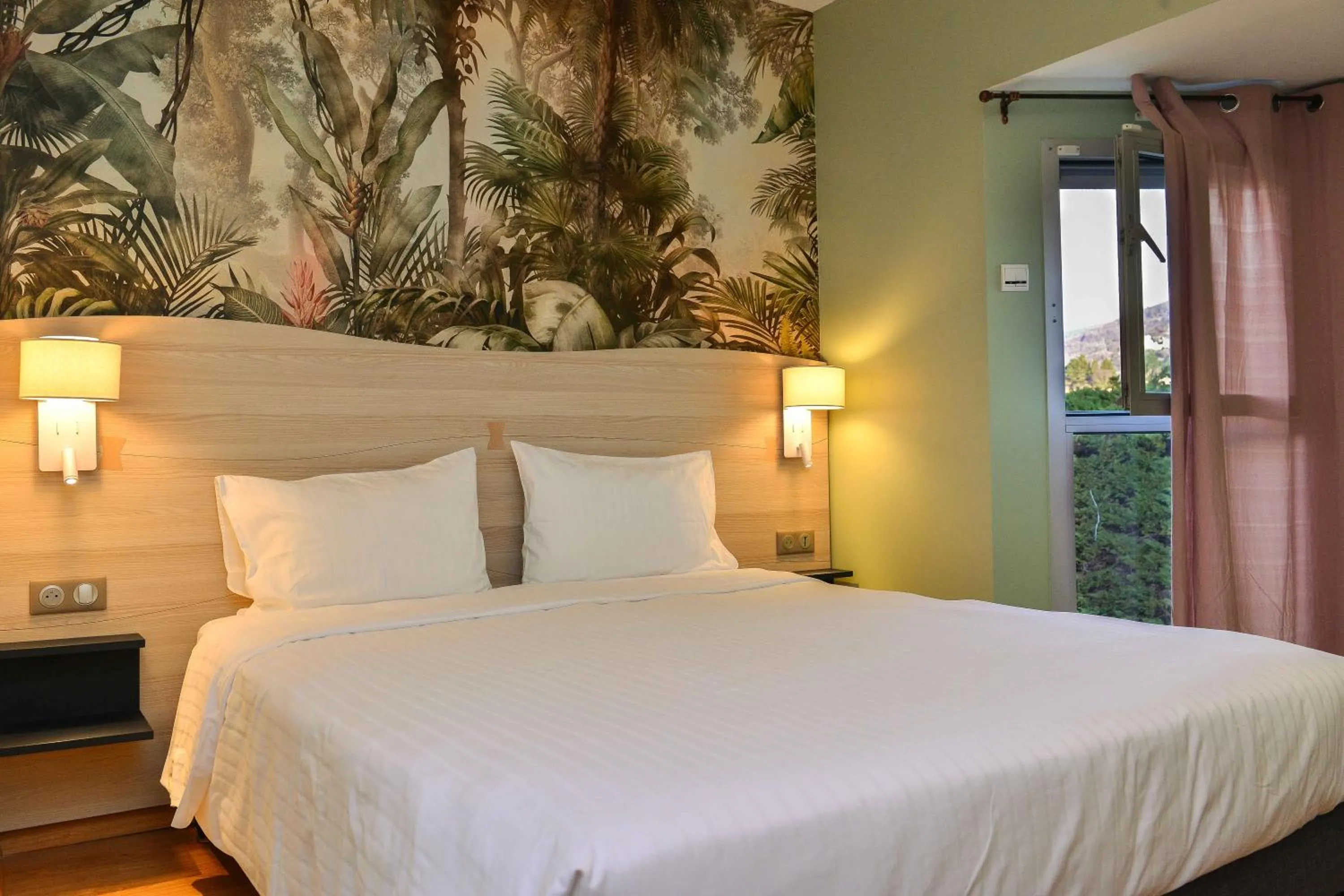 Bed in Logis Hôtel Restaurant Le Chêne Vert