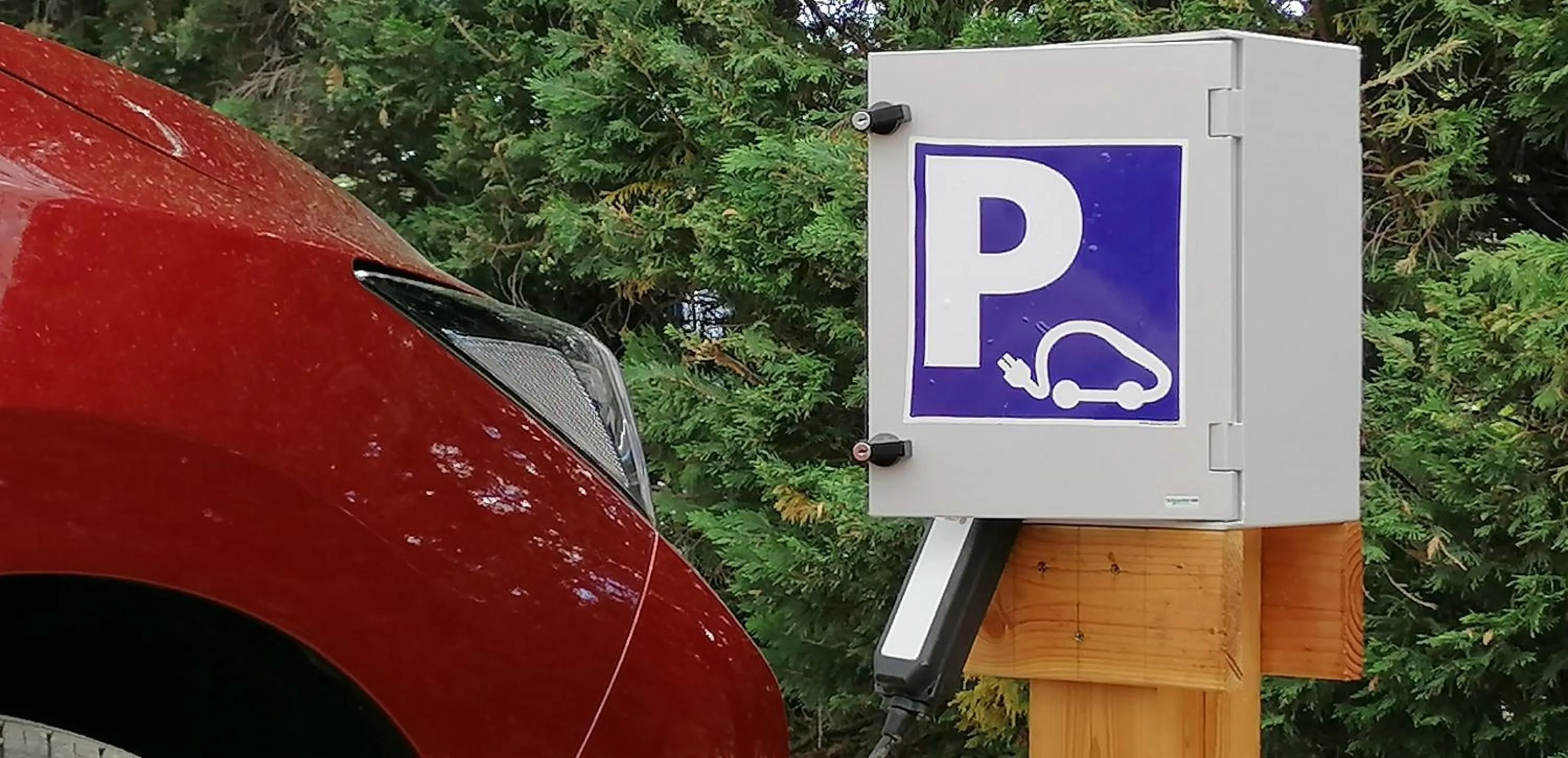 Parking in Logis Hôtel Restaurant Le Chêne Vert