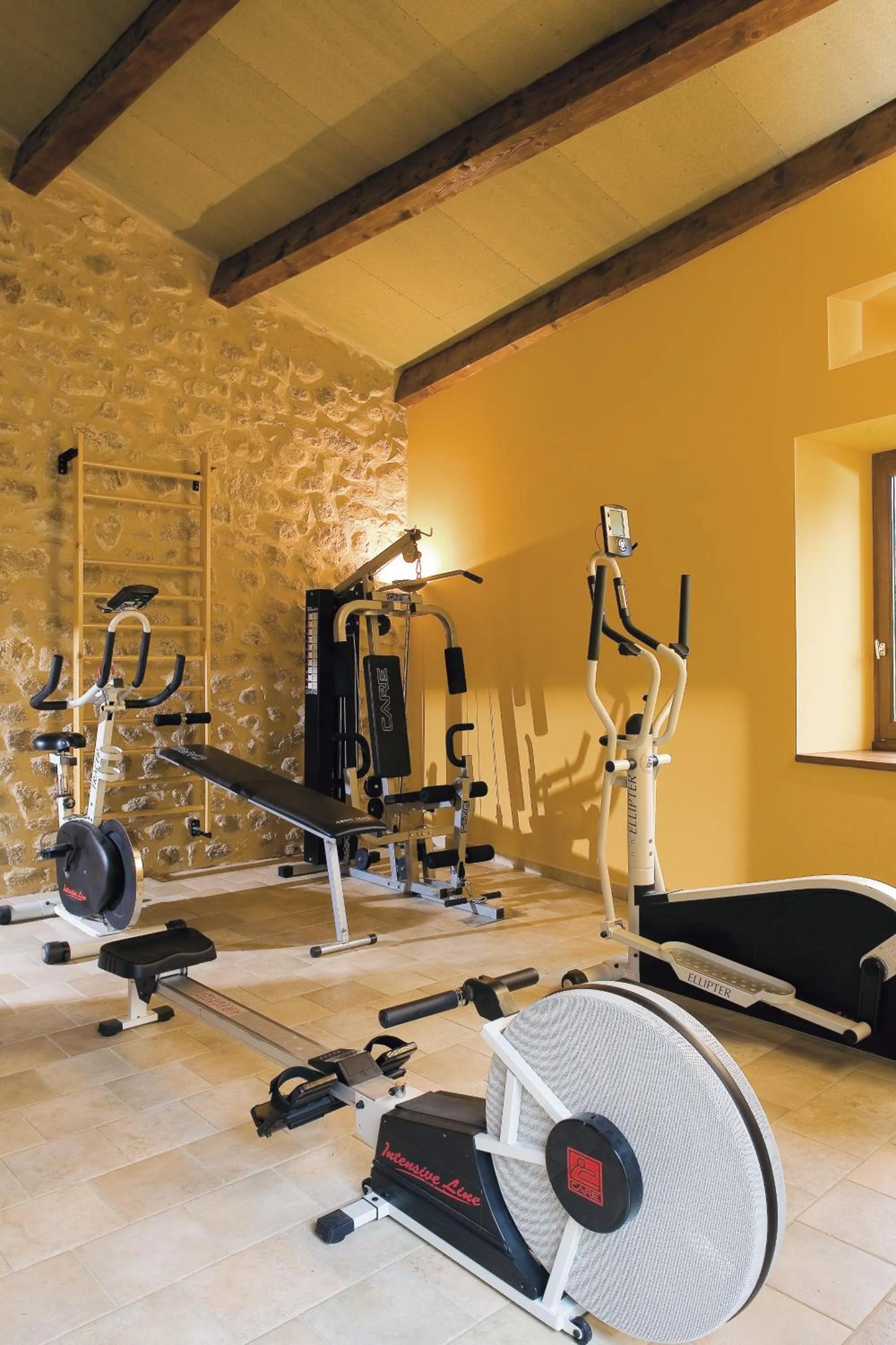 Fitness centre/facilities in Logis Hôtel Restaurant Le Chêne Vert