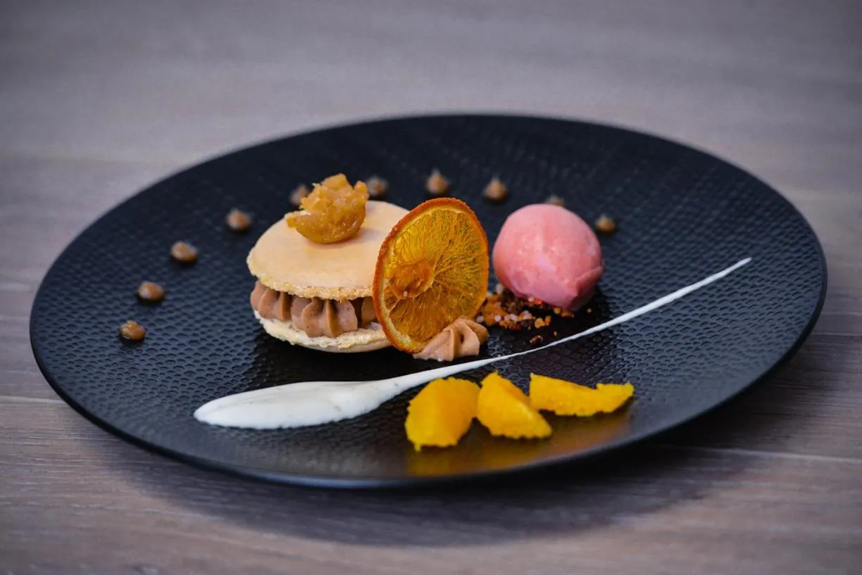 Meals in Logis Hôtel Restaurant Le Chêne Vert