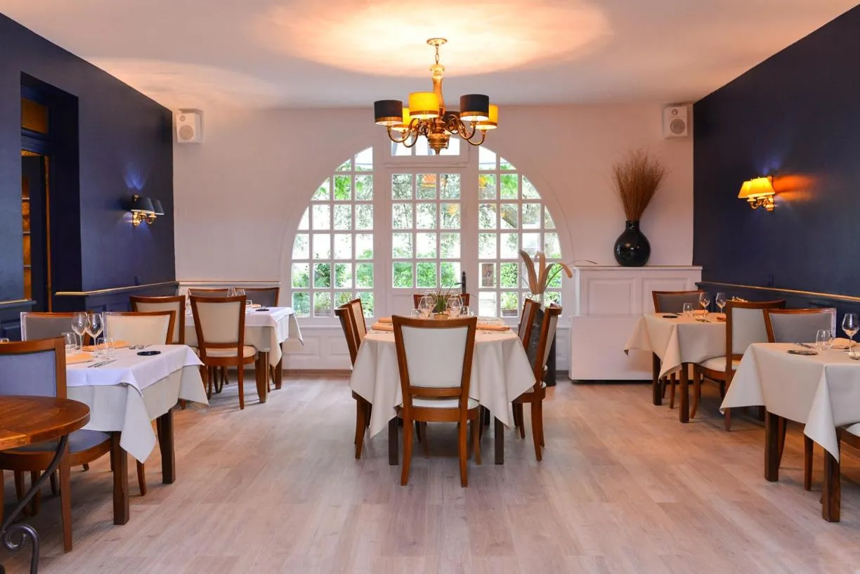 Restaurant/places to eat in Logis Hôtel Restaurant Le Chêne Vert