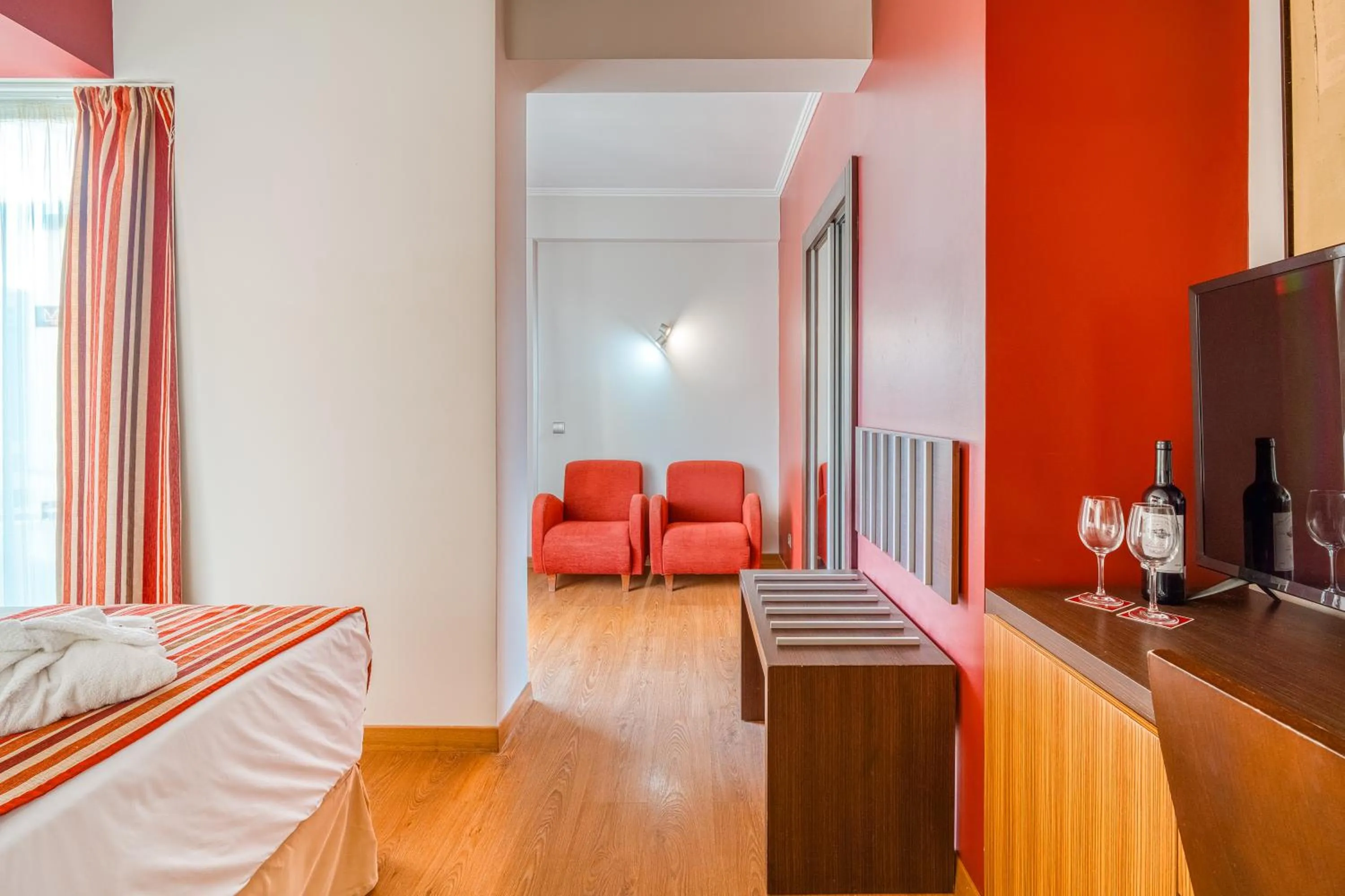 Seating area, Bed in Muthu Raga Madeira Hotel