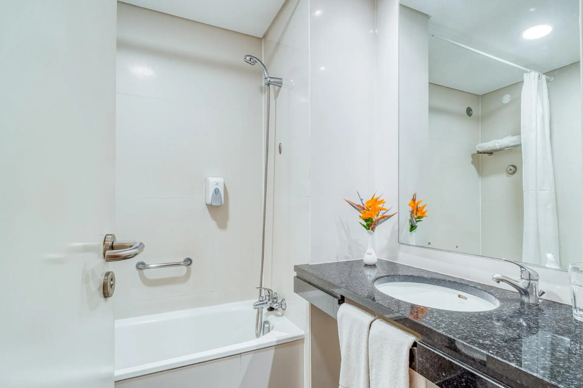 Bathroom in Muthu Raga Madeira Hotel