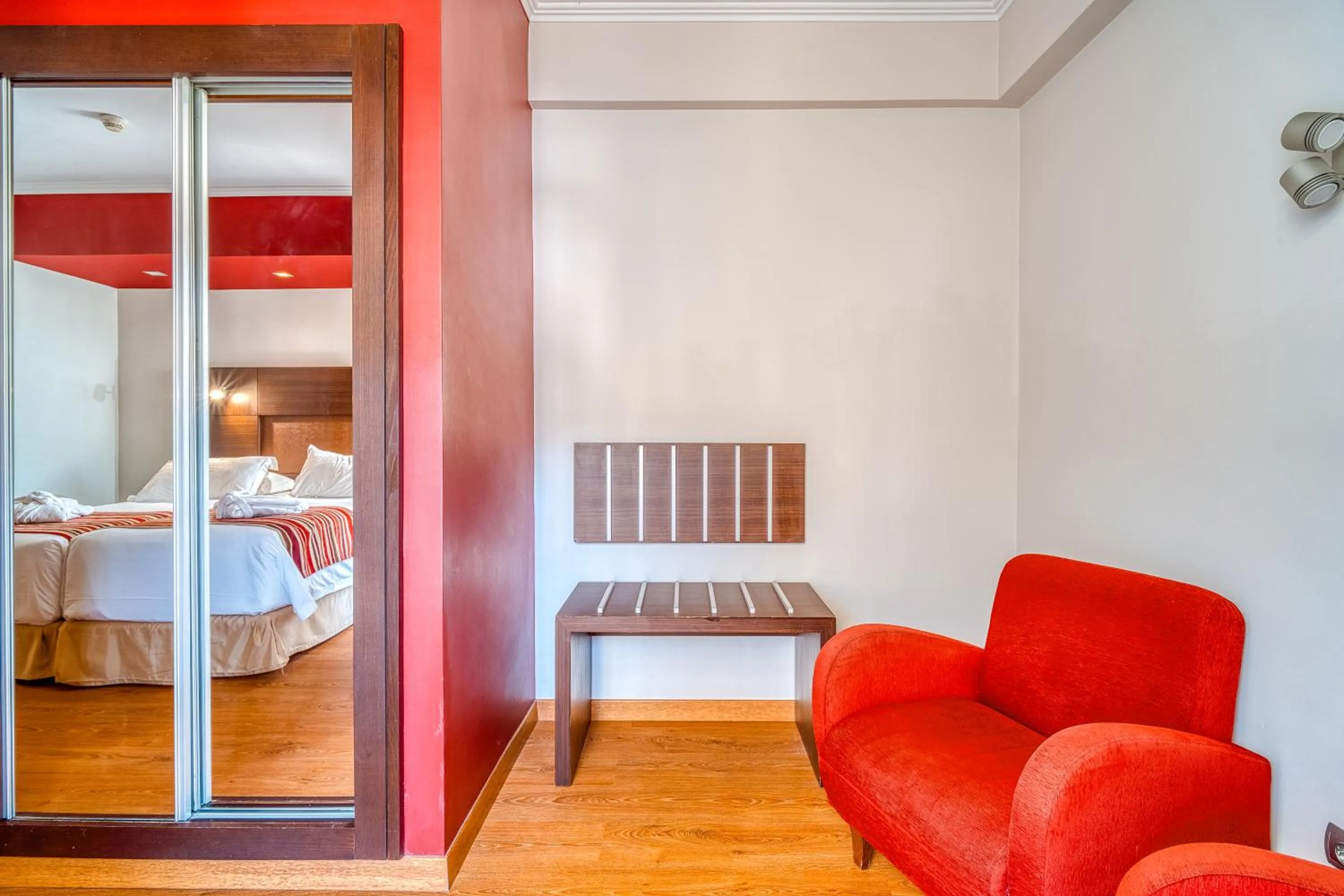 Seating area, Bed in Muthu Raga Madeira Hotel