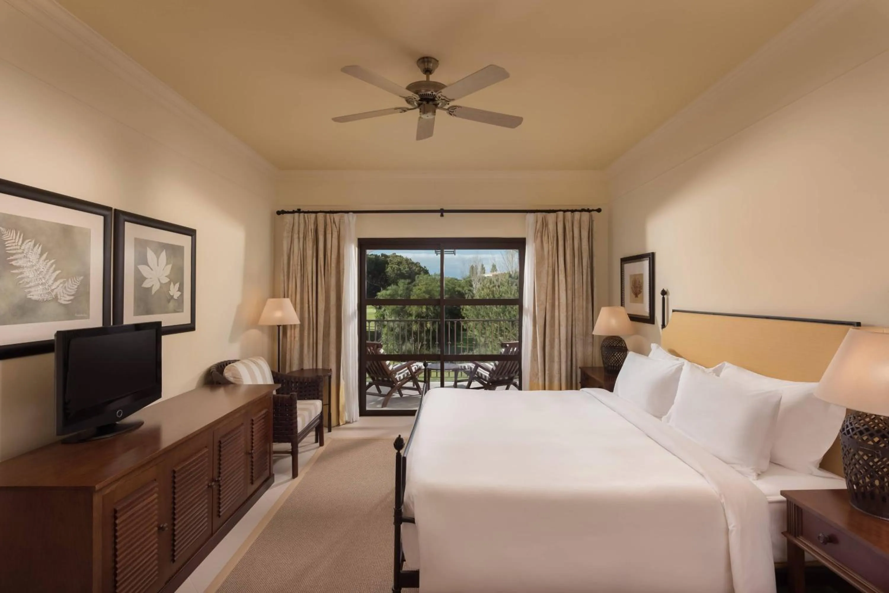 Bedroom, Bed in Pine Cliffs Residence, a Luxury Collection Resort, Algarve