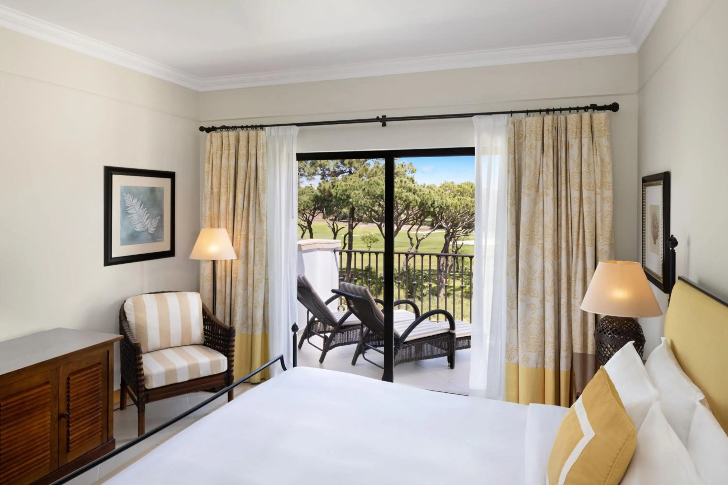 Photo of the whole room, Bed in Pine Cliffs Residence, a Luxury Collection Resort, Algarve