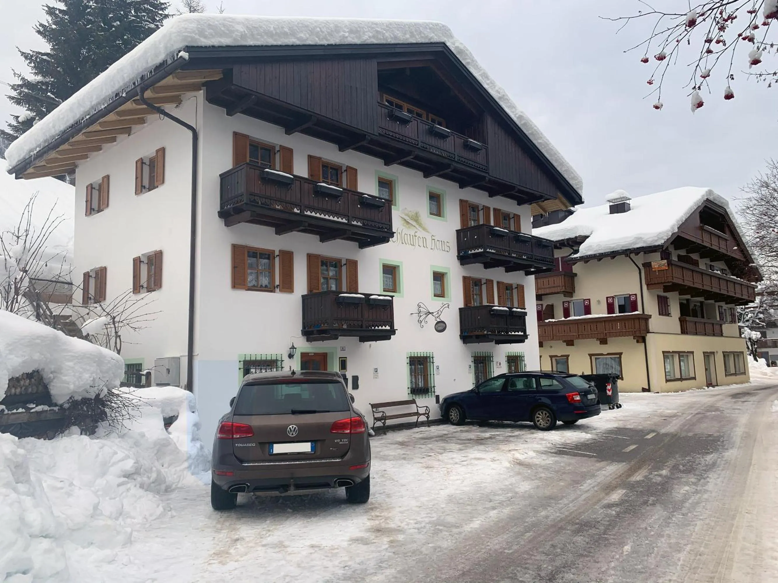 Facade/entrance in Bachlaufen Haus