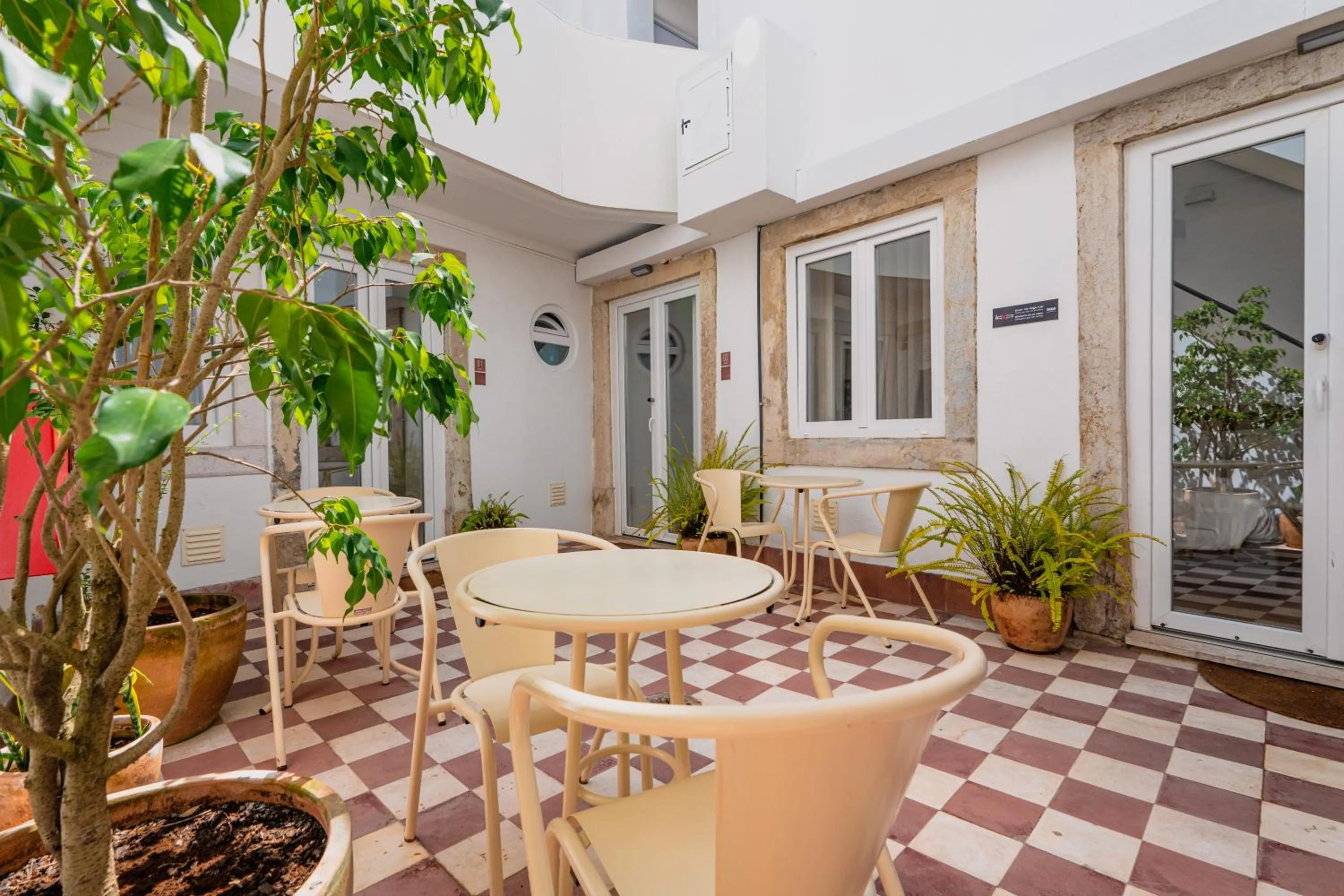 Patio in Quinta Colina by Shiadu