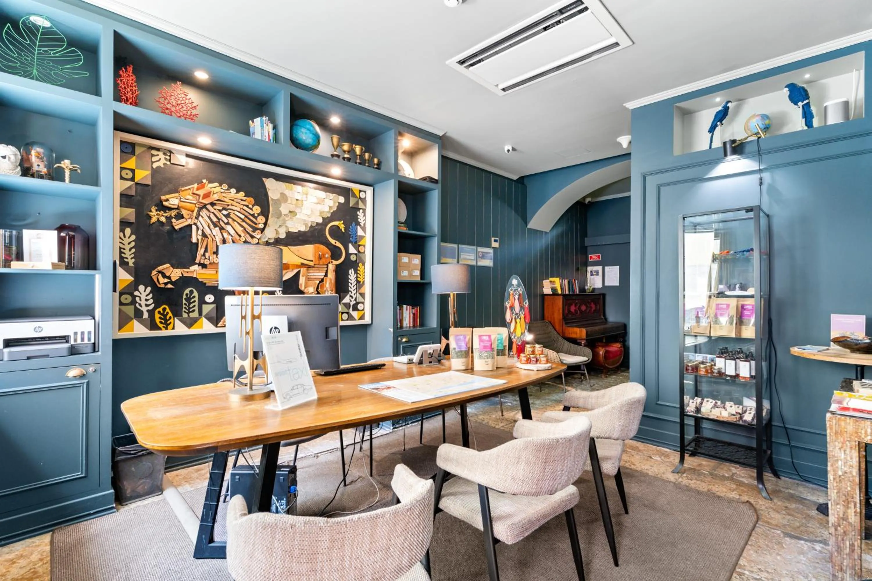 Lobby or reception in Quinta Colina by Shiadu