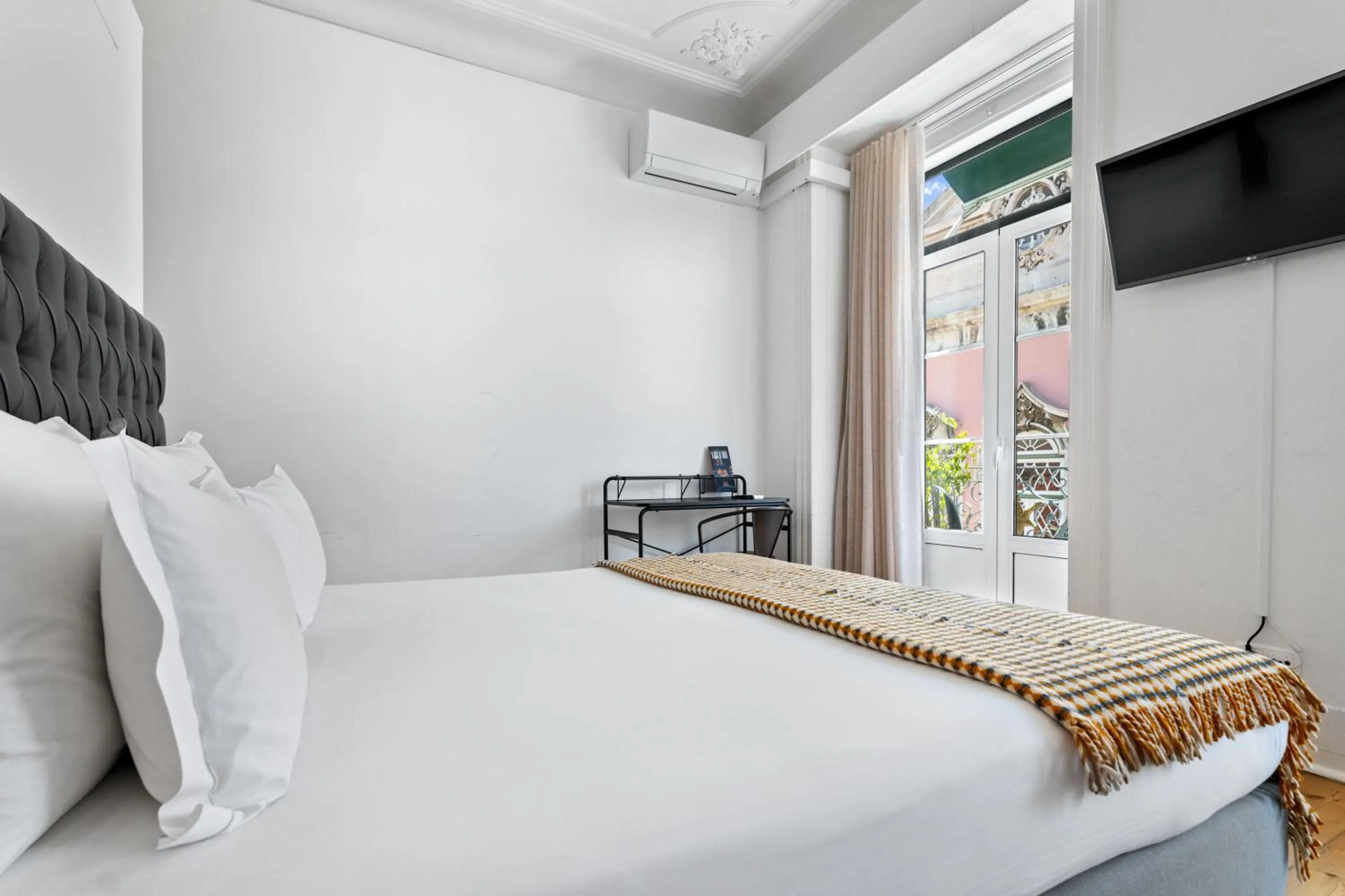 Bed in Quinta Colina by Shiadu