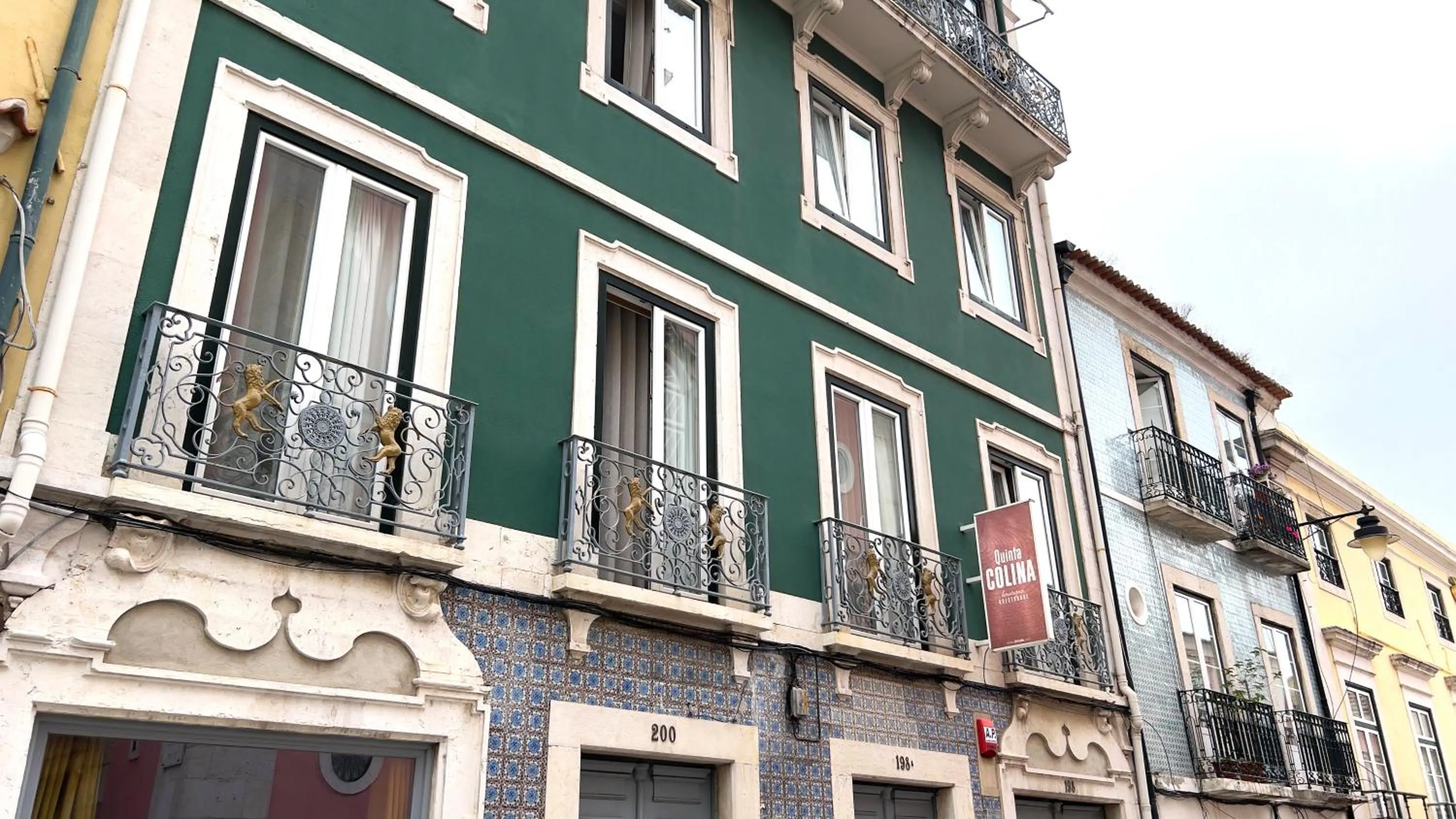 Facade/entrance in Quinta Colina by Shiadu