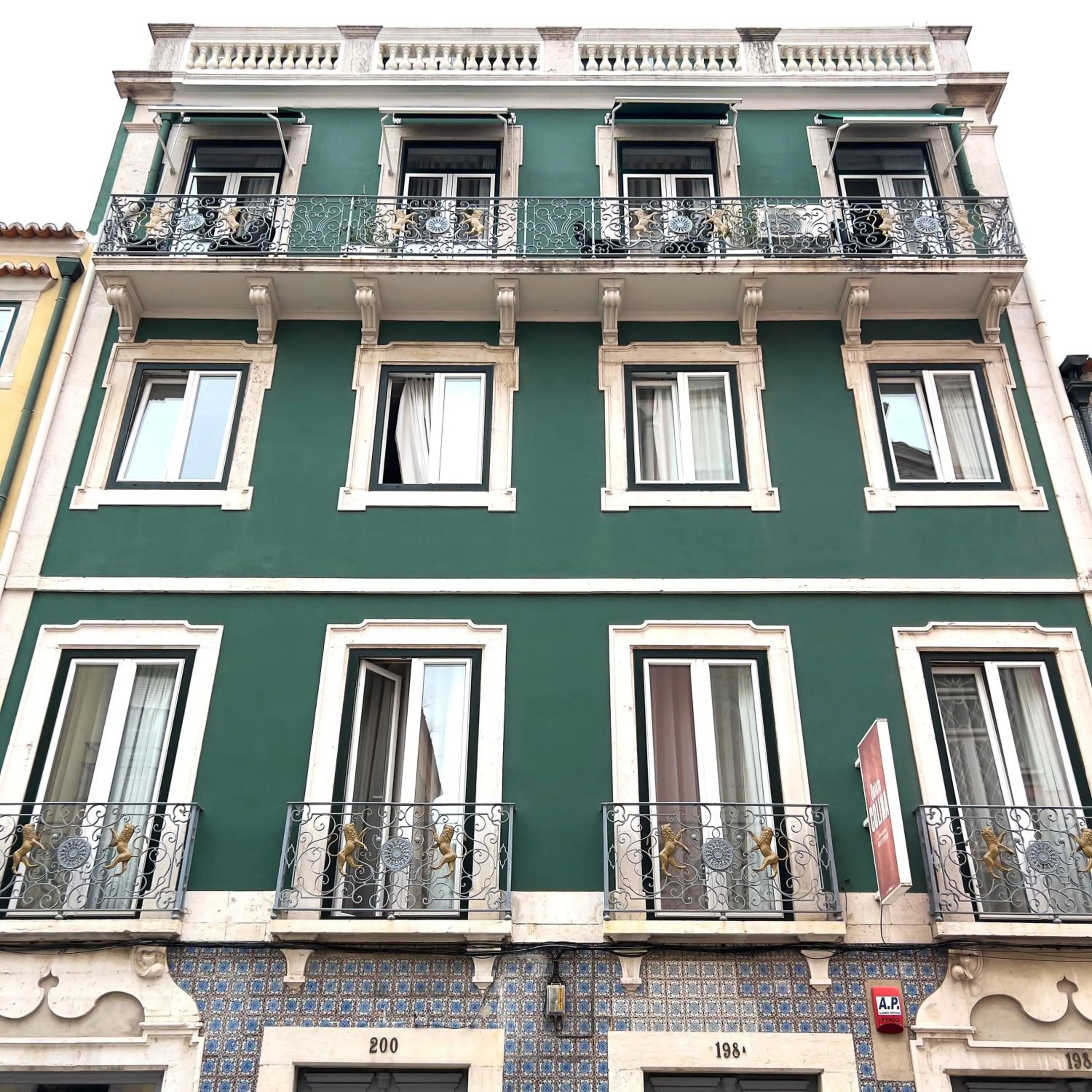 Facade/entrance in Quinta Colina by Shiadu