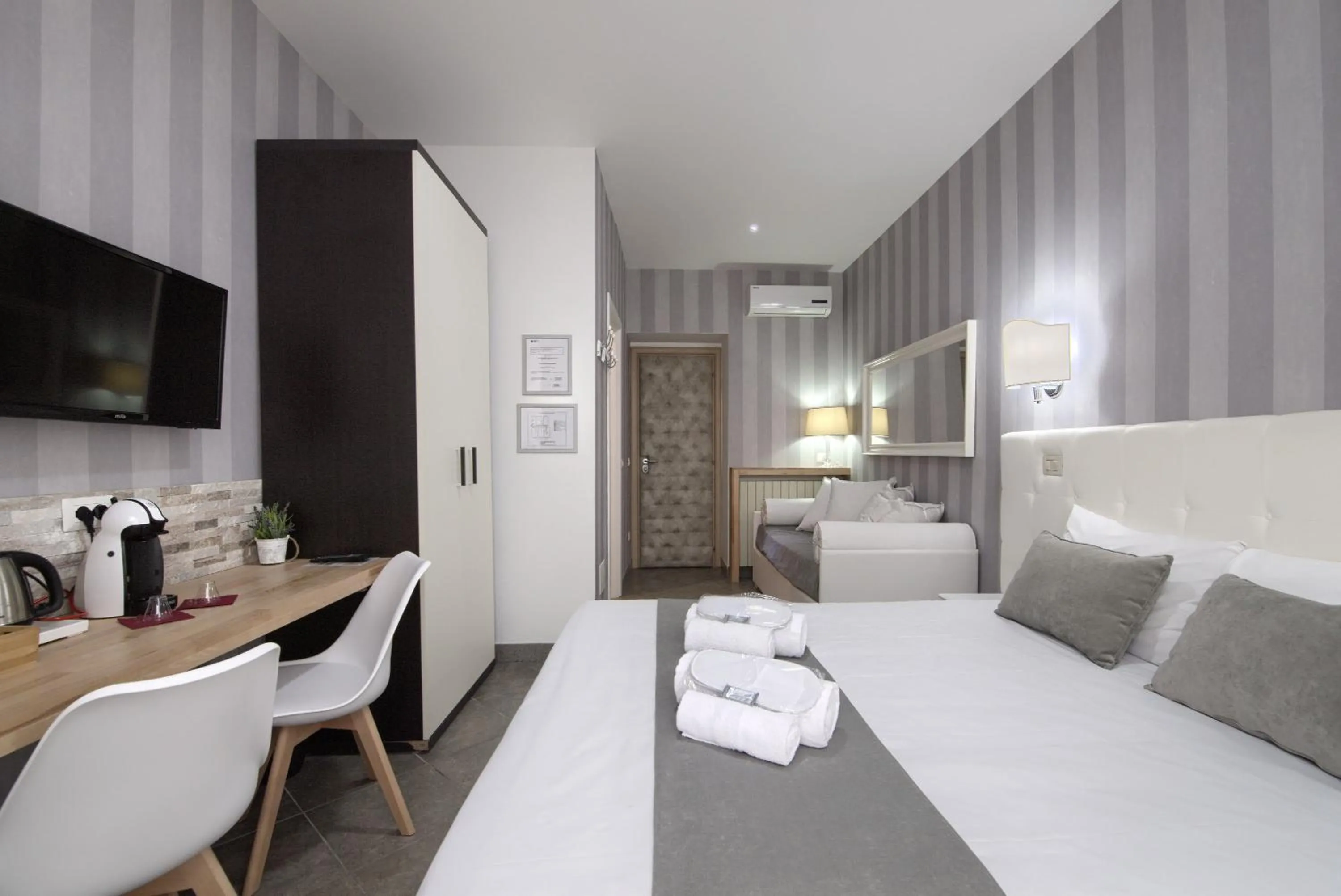 Bathroom, Bed in Vatican Treasure