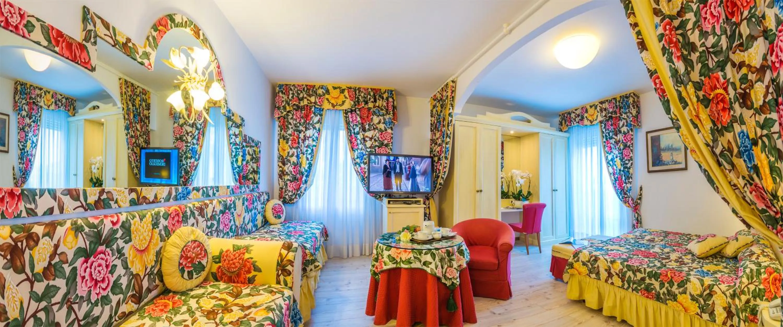 Photo of the whole room, Bed in Hotel Panoramic