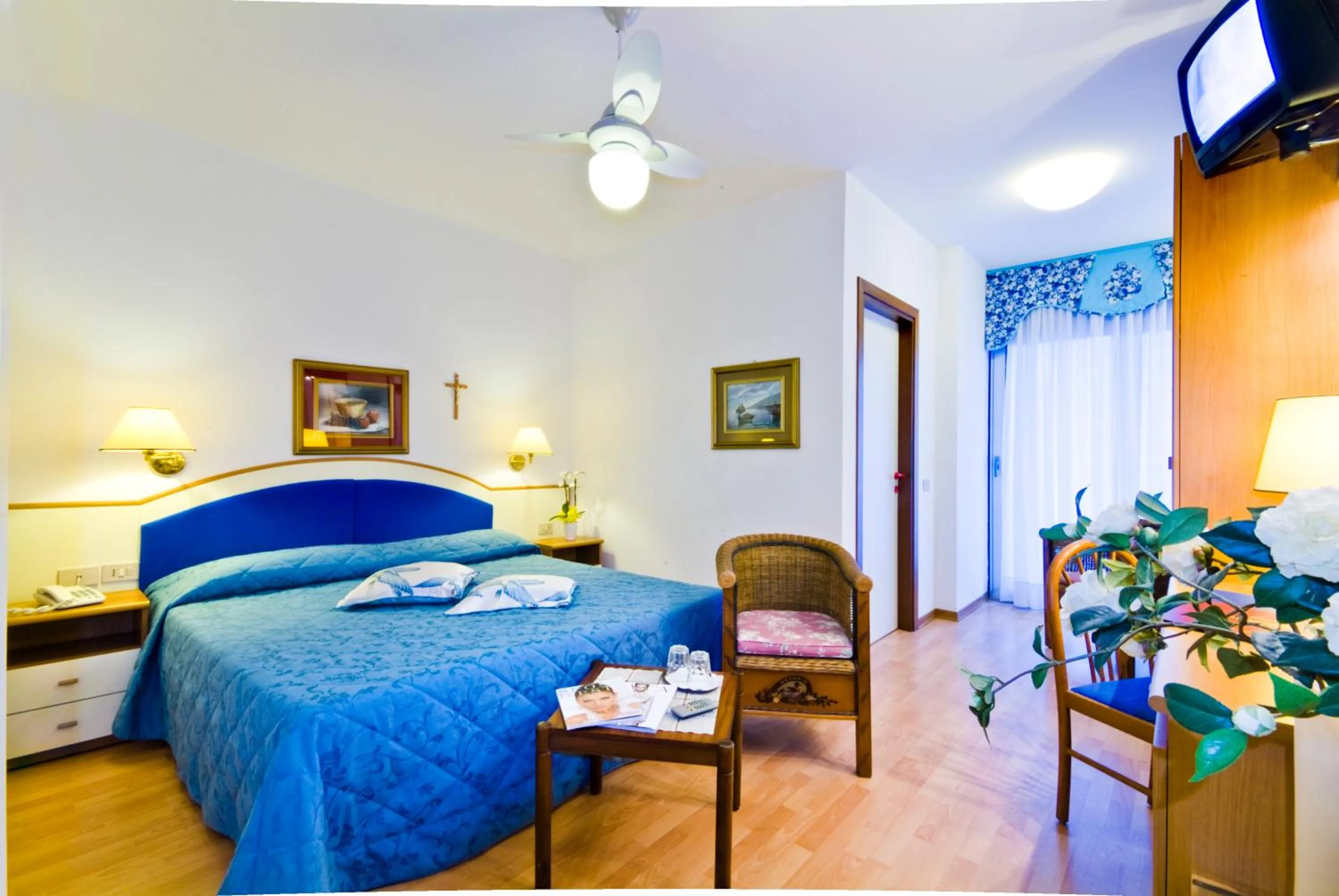 View (from property/room), Bed in Hotel Panoramic