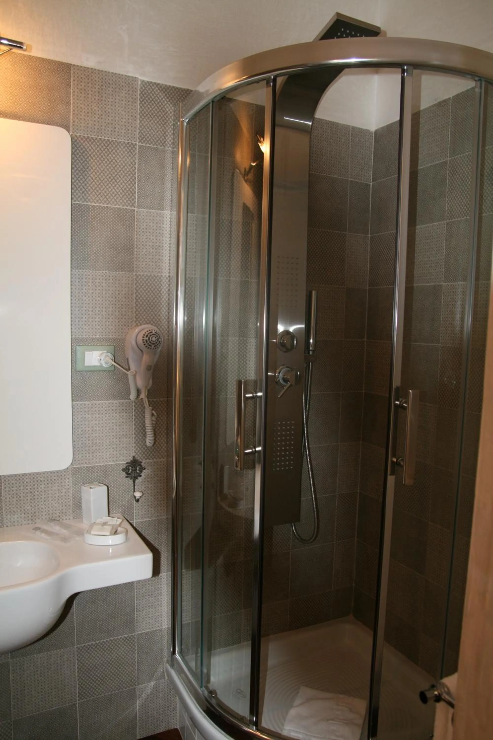 Shower in B&B Mini Hotel Incity-close train station and port-