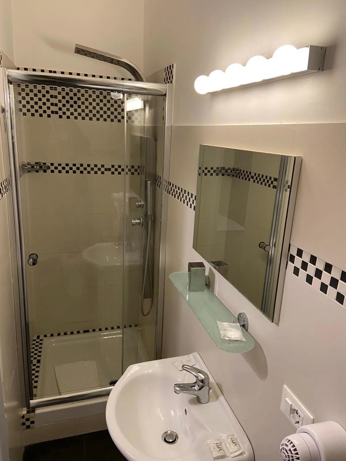 Shower in B&B Mini Hotel Incity-close train station and port-