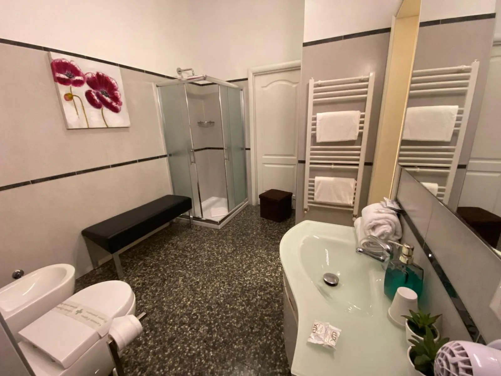 Bathroom in B&B Mini Hotel Incity-close train station and port-