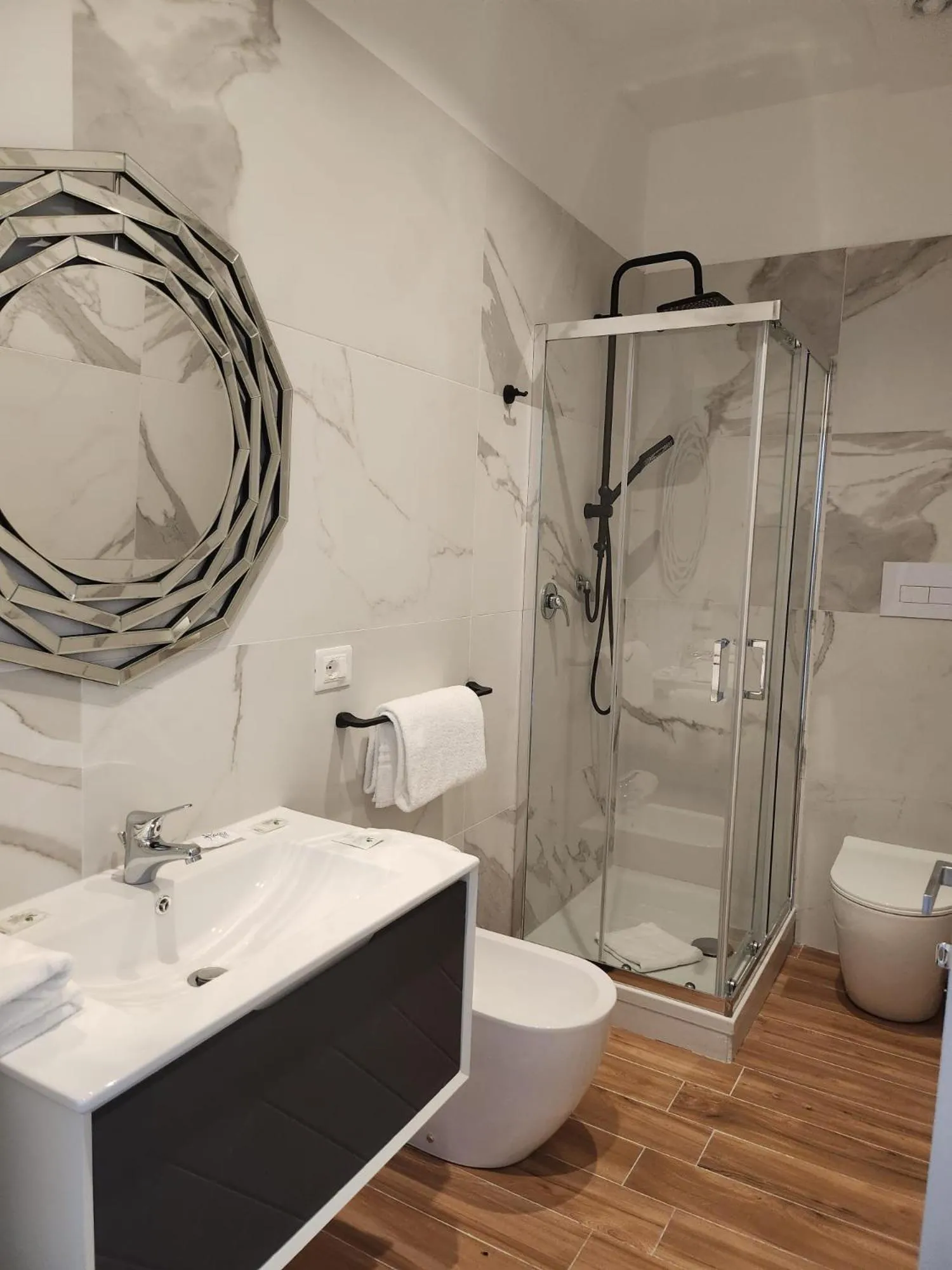 Shower in B&B Mini Hotel Incity-close train station and port-