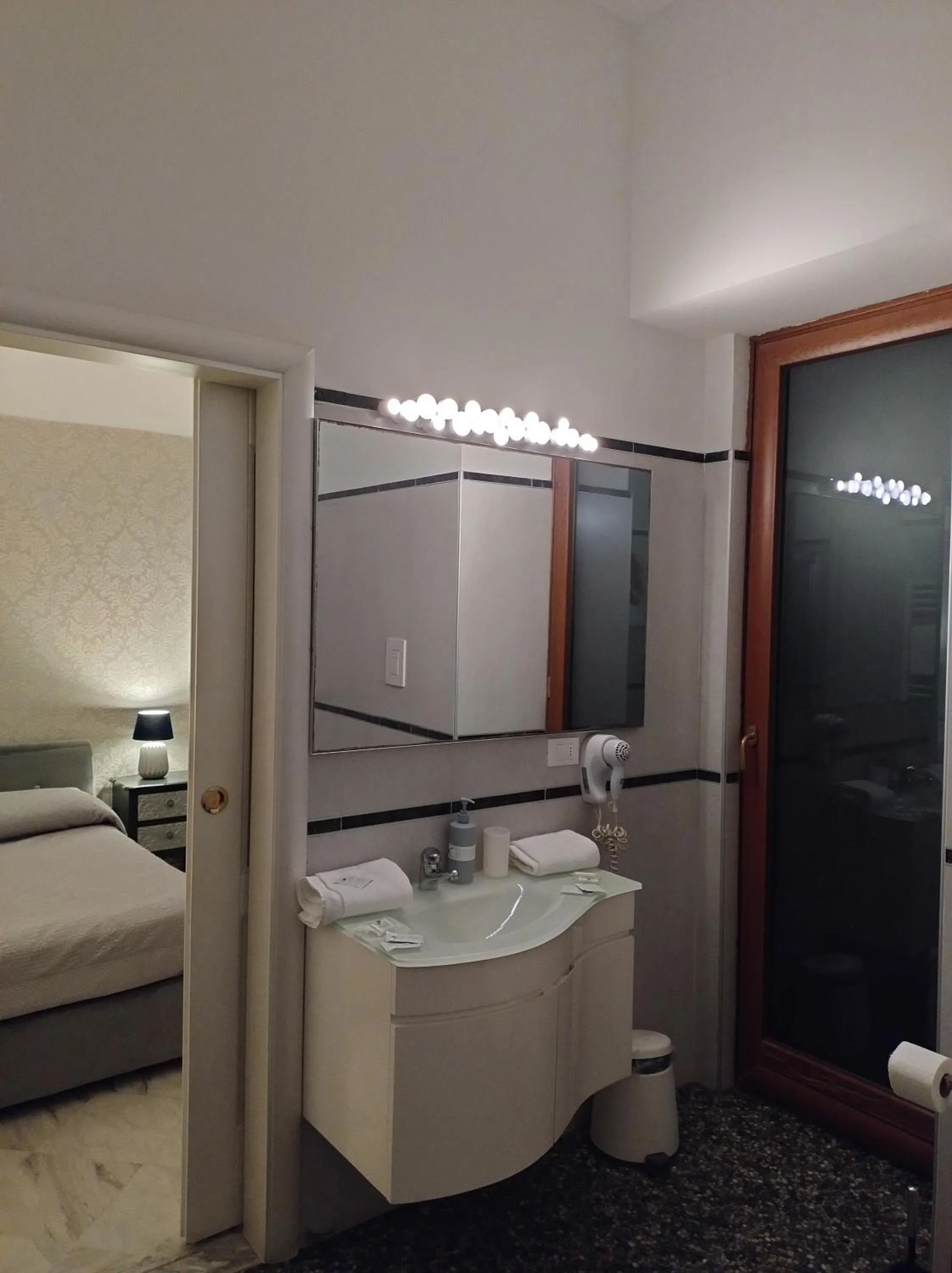 Bed in B&B Mini Hotel Incity-close train station and port-