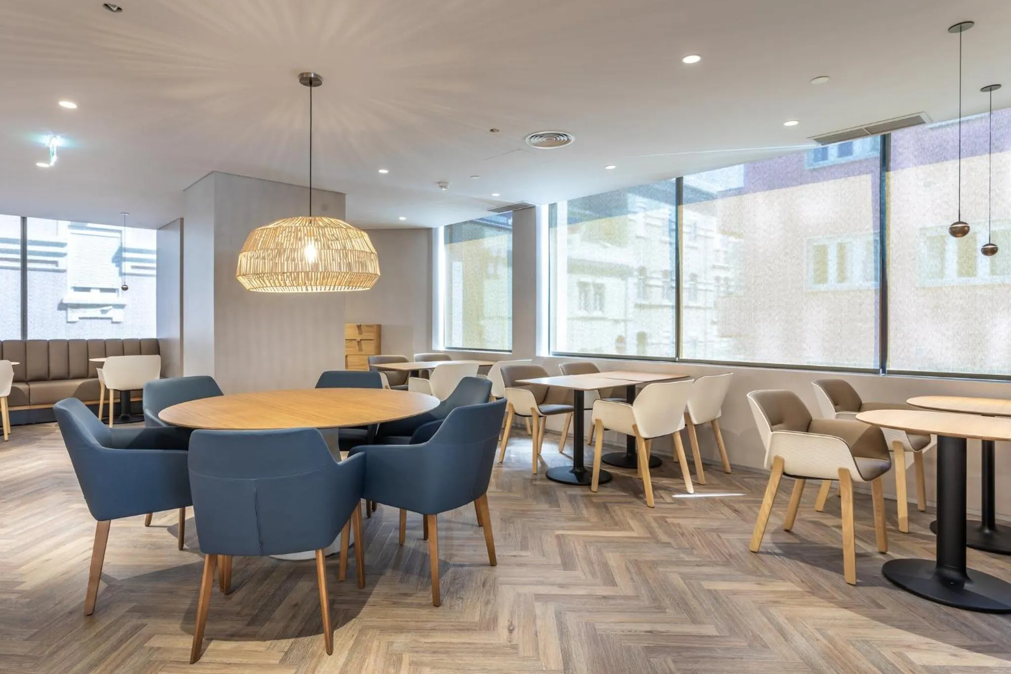 Restaurant/places to eat in Holiday Inn Lisbon by IHG