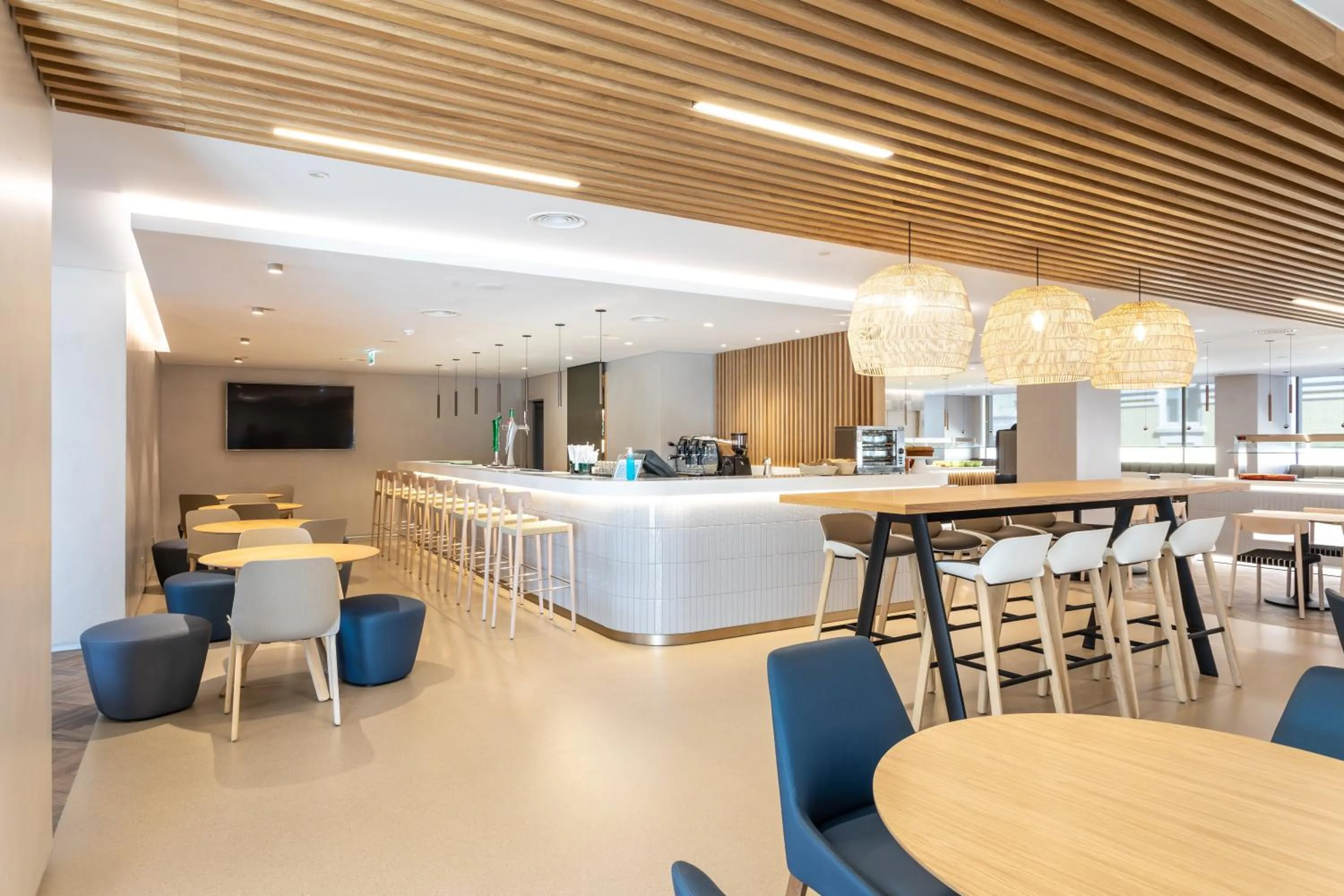 Lounge or bar in Holiday Inn Lisbon by IHG