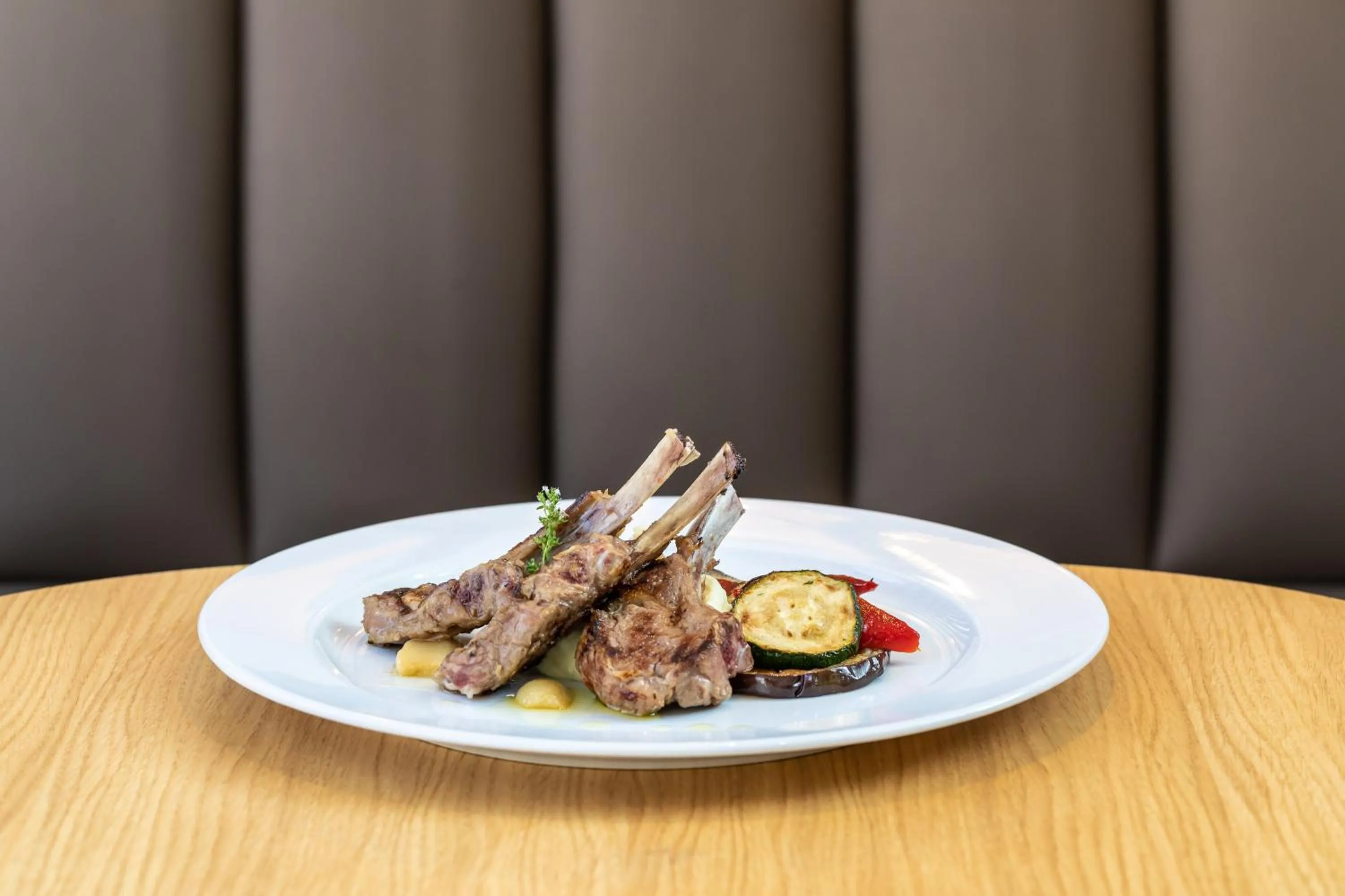 Restaurant/places to eat in Holiday Inn Lisbon by IHG