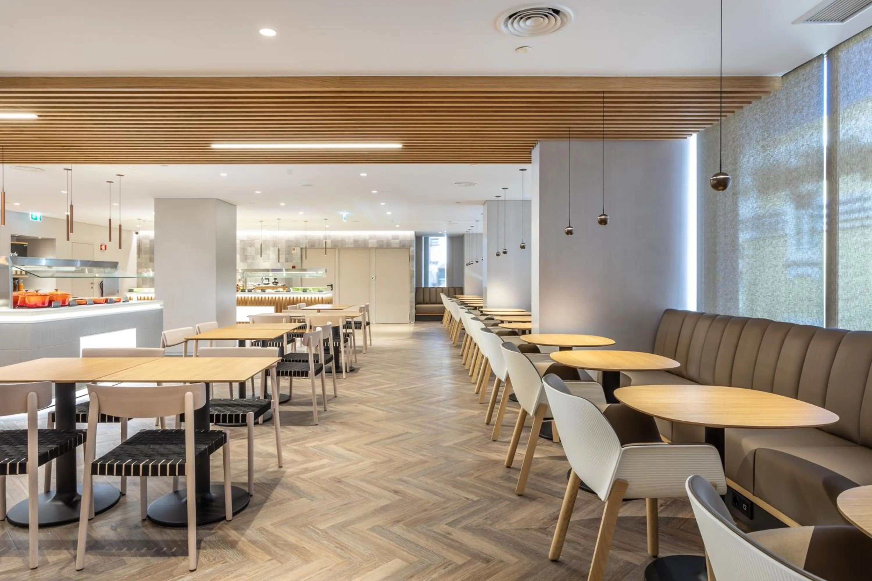 Restaurant/places to eat in Holiday Inn Lisbon by IHG